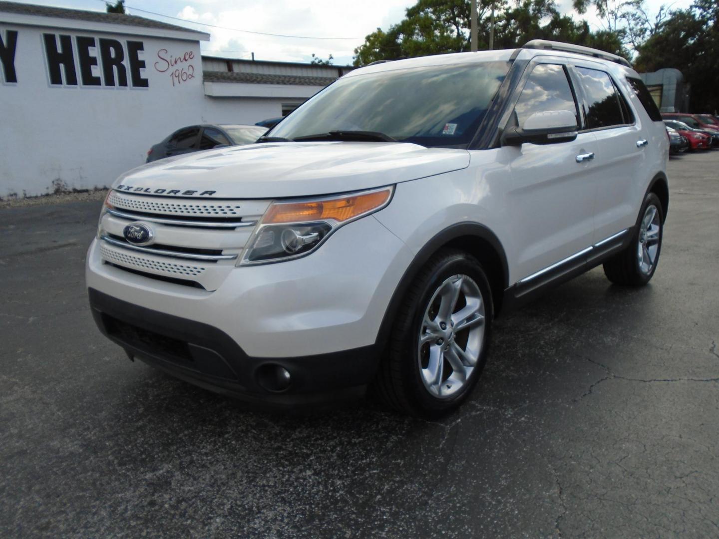 2015 White /Beige Ford Explorer Limited FWD (1FM5K7F80FG) with an 3.5L V6 DOHC 24V engine, 6-Speed Automatic transmission, located at 6112 N Florida Avenue, Tampa, FL, 33604, (888) 521-5131, 27.954929, -82.459534 - 499$ down plus tax & tag. - Photo#5