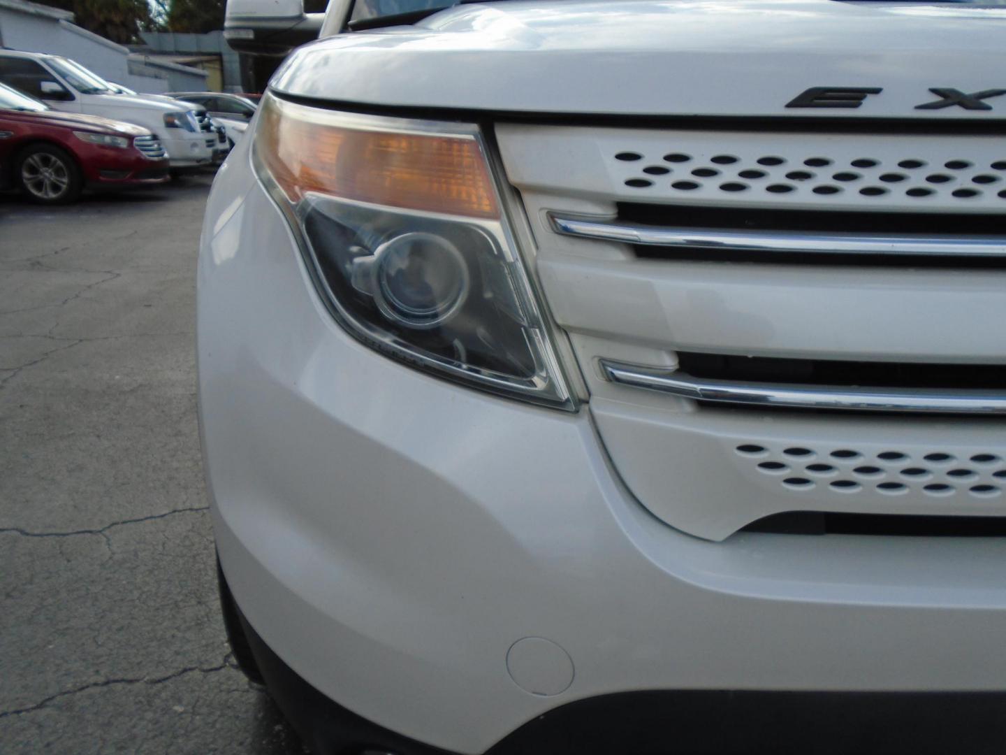 2015 White /Beige Ford Explorer Limited FWD (1FM5K7F80FG) with an 3.5L V6 DOHC 24V engine, 6-Speed Automatic transmission, located at 6112 N Florida Avenue, Tampa, FL, 33604, (888) 521-5131, 27.954929, -82.459534 - 499$ down plus tax & tag. - Photo#3