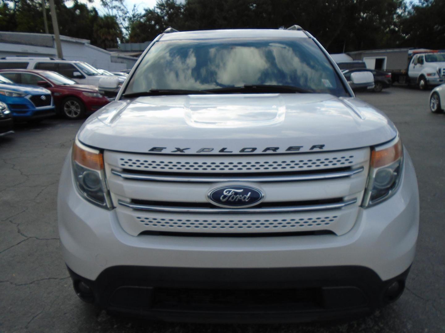2015 White /Beige Ford Explorer Limited FWD (1FM5K7F80FG) with an 3.5L V6 DOHC 24V engine, 6-Speed Automatic transmission, located at 6112 N Florida Avenue, Tampa, FL, 33604, (888) 521-5131, 27.954929, -82.459534 - 499$ down plus tax & tag. - Photo#2