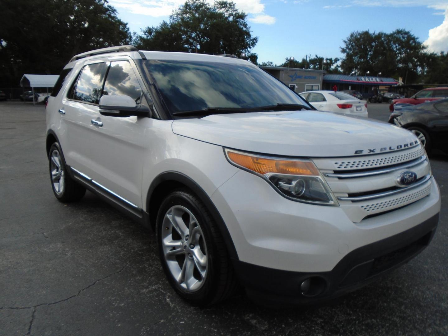 2015 White /Beige Ford Explorer Limited FWD (1FM5K7F80FG) with an 3.5L V6 DOHC 24V engine, 6-Speed Automatic transmission, located at 6112 N Florida Avenue, Tampa, FL, 33604, (888) 521-5131, 27.954929, -82.459534 - 499$ down plus tax & tag. - Photo#6