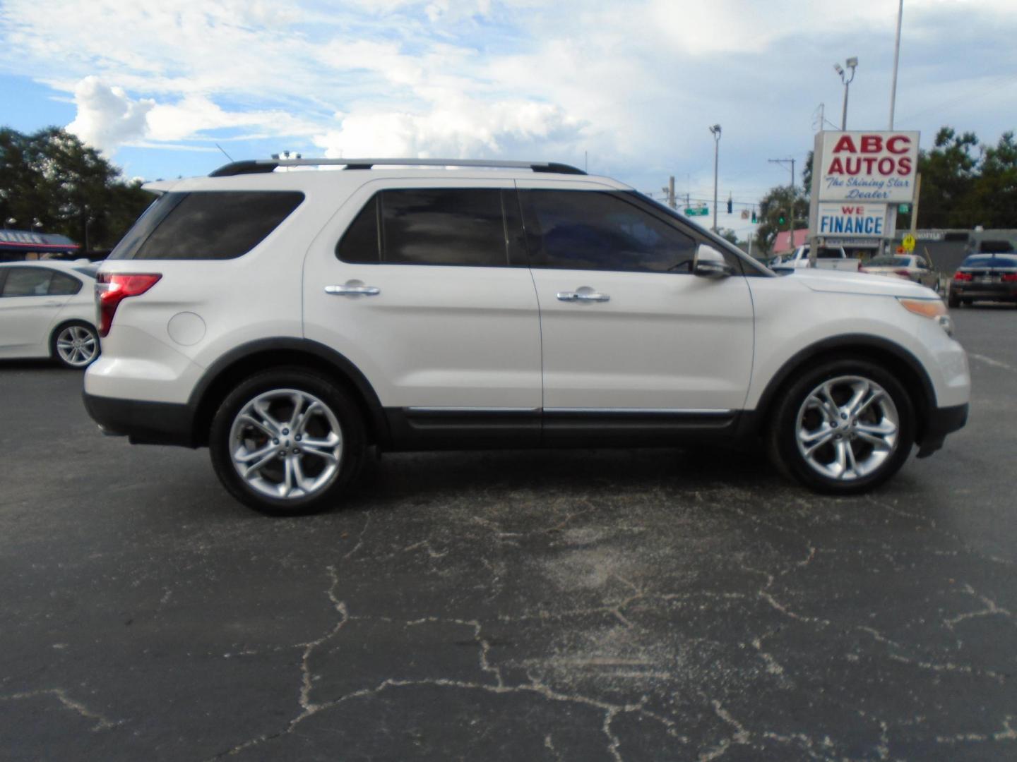 2015 White /Beige Ford Explorer Limited FWD (1FM5K7F80FG) with an 3.5L V6 DOHC 24V engine, 6-Speed Automatic transmission, located at 6112 N Florida Avenue, Tampa, FL, 33604, (888) 521-5131, 27.954929, -82.459534 - 499$ down plus tax & tag. - Photo#11