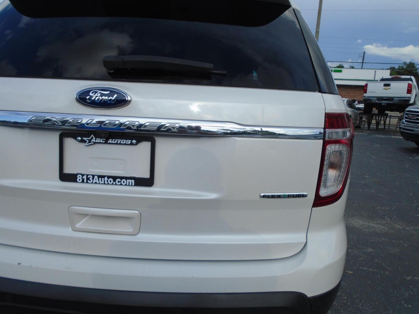 2015 White /Beige Ford Explorer Limited FWD (1FM5K7F80FG) with an 3.5L V6 DOHC 24V engine, 6-Speed Automatic transmission, located at 6112 N Florida Avenue, Tampa, FL, 33604, (888) 521-5131, 27.954929, -82.459534 - 499$ down plus tax & tag. - Photo#9