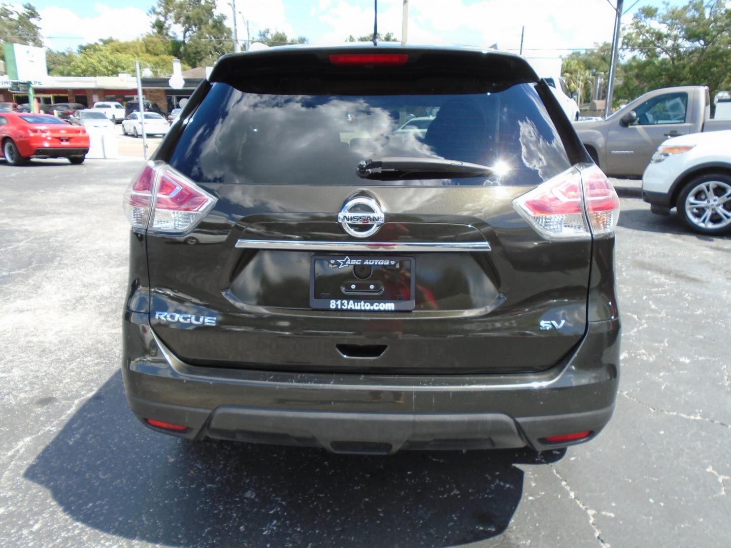 2015 GREEN /Grey Nissan Rogue S 2WD (5N1AT2MT5FC) with an 2.5L L4 DOHC 16V engine, Continuously Variable Transmission transmission, located at 6112 N Florida Avenue, Tampa, FL, 33604, (888) 521-5131, 27.954929, -82.459534 - 499$ Down plus tax & tag. - Photo#3