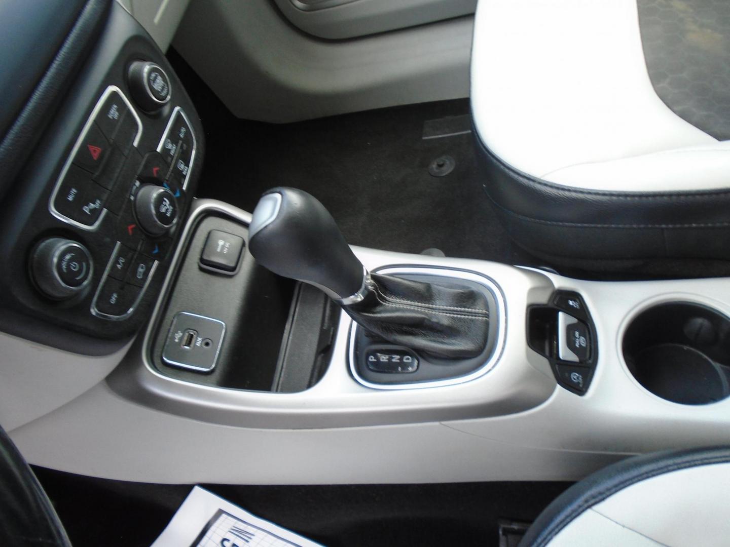 2017 White /WHITE & BLACK Jeep Compass Sport FWD (3C4NJCBB3HT) with an 2.4L L4 DOHC 16V engine, located at 6112 N Florida Avenue, Tampa, FL, 33604, (888) 521-5131, 27.954929, -82.459534 - 499$ DOWN PLUS TAX & TAG. - Photo#16