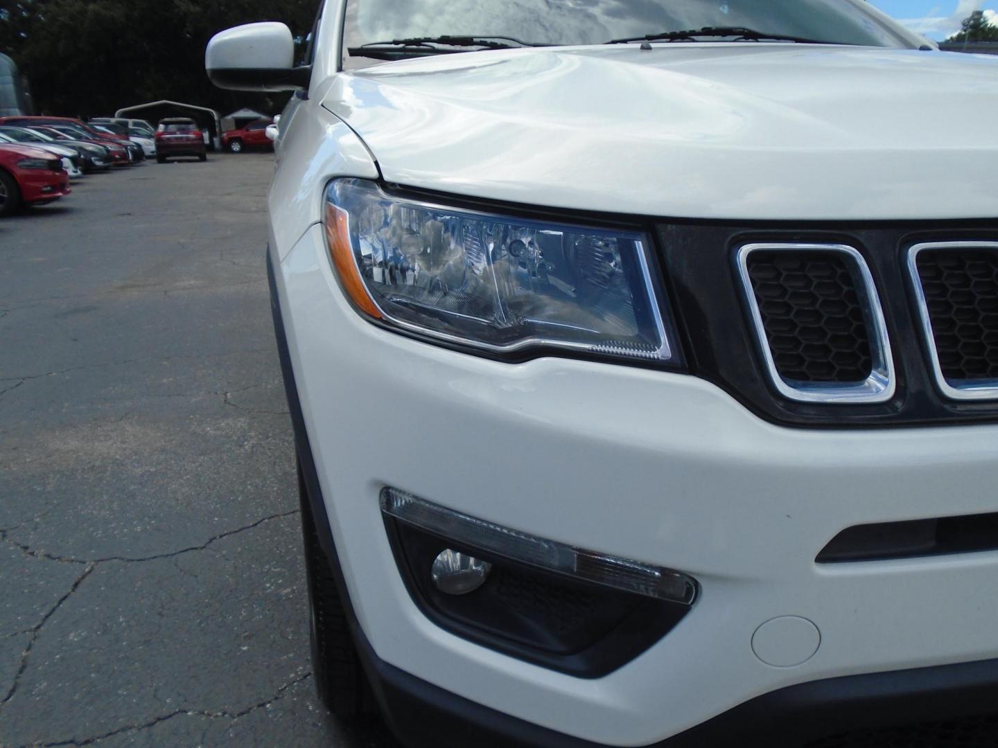 2017 White /WHITE & BLACK Jeep Compass Sport FWD (3C4NJCBB3HT) with an 2.4L L4 DOHC 16V engine, located at 6112 N Florida Avenue, Tampa, FL, 33604, (888) 521-5131, 27.954929, -82.459534 - 499$ DOWN PLUS TAX & TAG. - Photo#4