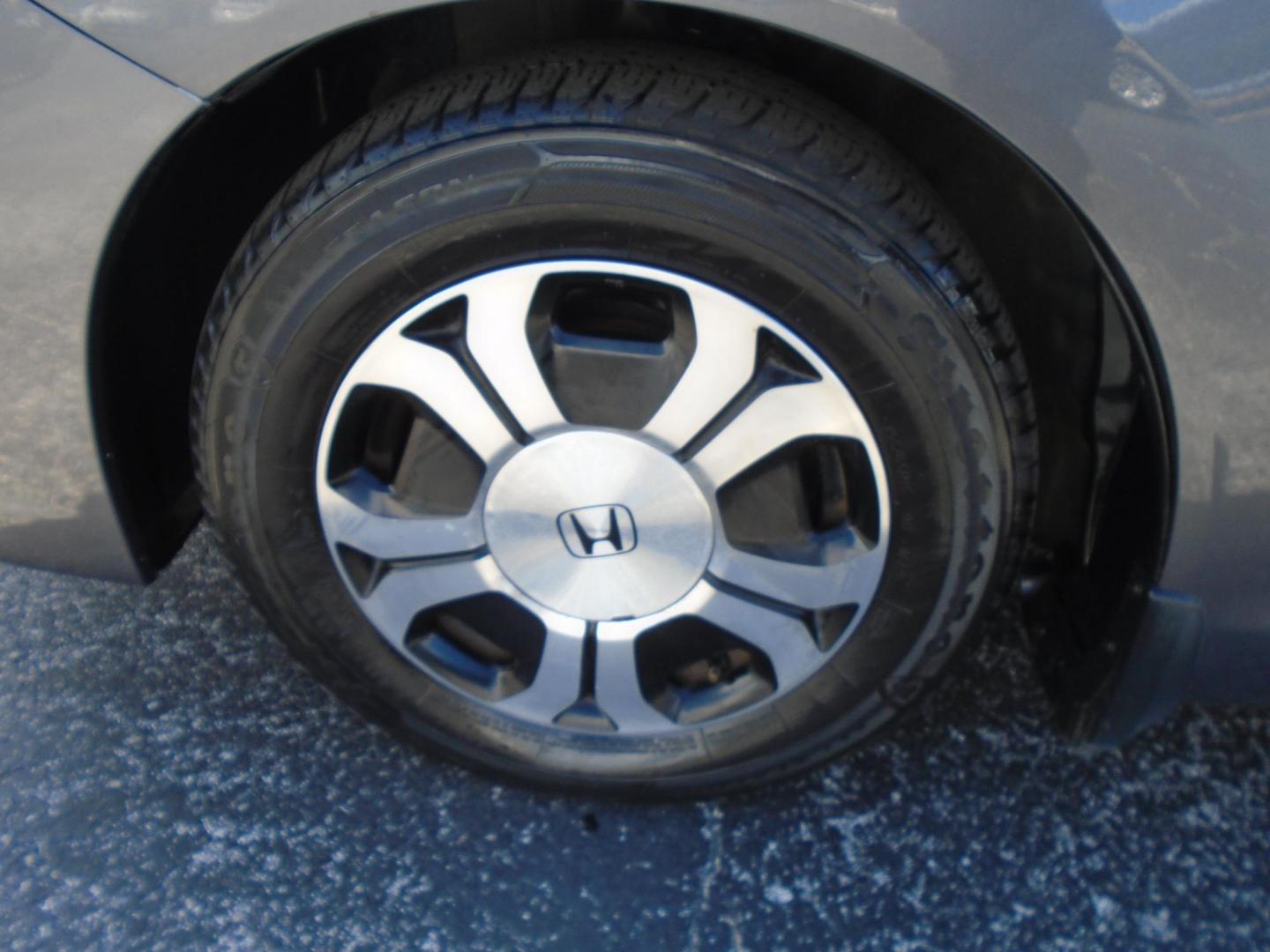 2015 GRAY /Beige Honda Civic Hybrid CVT (19XFB4F29FE) with an 1.5L L4 SOHC 8V HYBRID engine, CVT transmission, located at 6112 N Florida Avenue, Tampa, FL, 33604, (888) 521-5131, 27.954929, -82.459534 - 499$ down plus tax & tag. - Photo#14