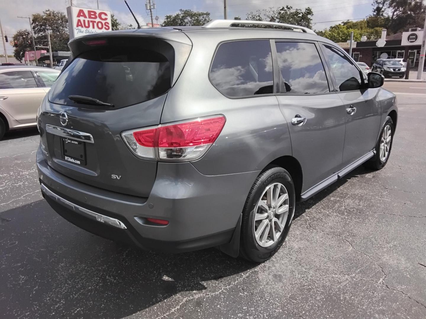 2015 GRAY /Grey Nissan Pathfinder S 2WD (5N1AR2MN1FC) with an 3.5L V6 DOHC 24V engine, Continuously Variable Transmission transmission, located at 6112 N Florida Avenue, Tampa, FL, 33604, (888) 521-5131, 27.954929, -82.459534 - 499$ DOWN PLUS TAX & TAG. - Photo#5