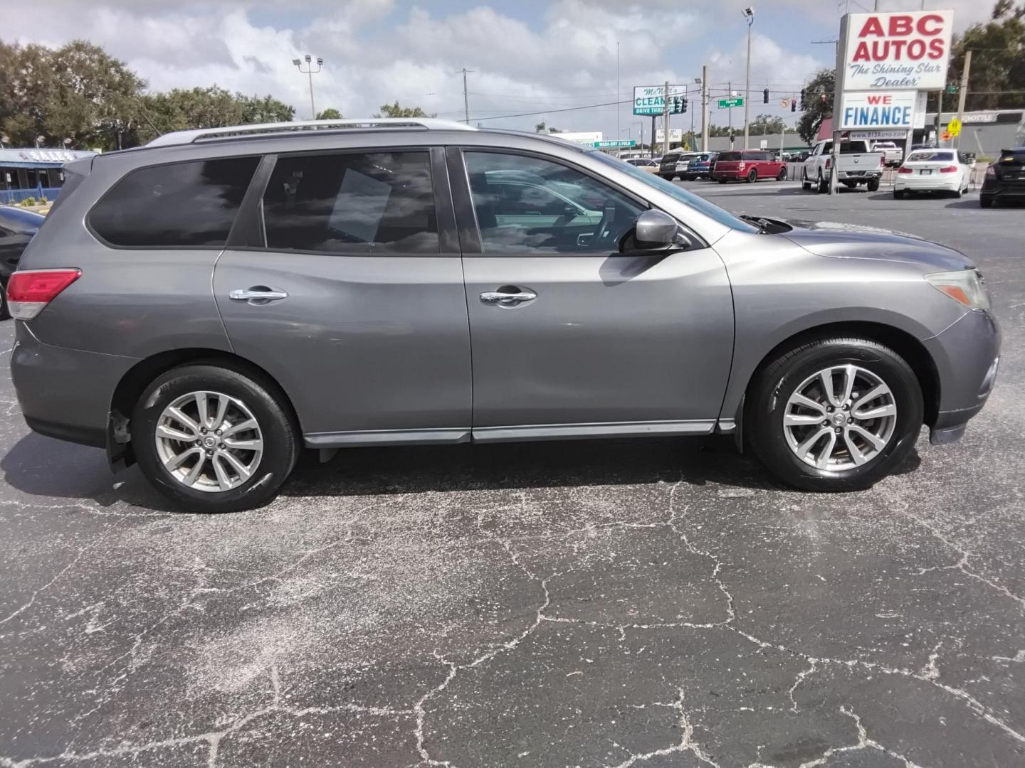2015 GRAY /Grey Nissan Pathfinder S 2WD (5N1AR2MN1FC) with an 3.5L V6 DOHC 24V engine, Continuously Variable Transmission transmission, located at 6112 N Florida Avenue, Tampa, FL, 33604, (888) 521-5131, 27.954929, -82.459534 - 499$ DOWN PLUS TAX & TAG. - Photo#4