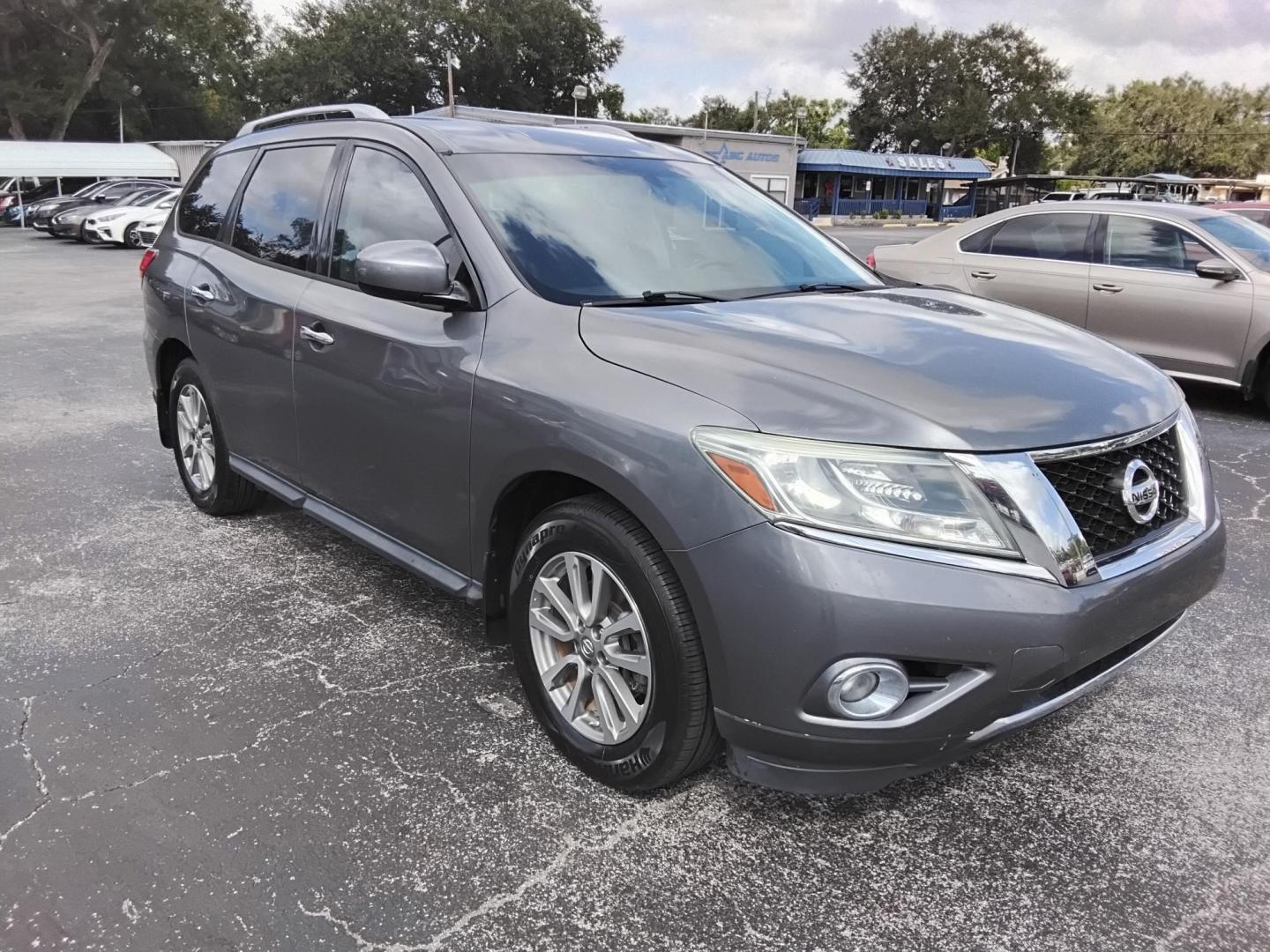 2015 GRAY /Grey Nissan Pathfinder S 2WD (5N1AR2MN1FC) with an 3.5L V6 DOHC 24V engine, Continuously Variable Transmission transmission, located at 6112 N Florida Avenue, Tampa, FL, 33604, (888) 521-5131, 27.954929, -82.459534 - 499$ DOWN PLUS TAX & TAG. - Photo#6