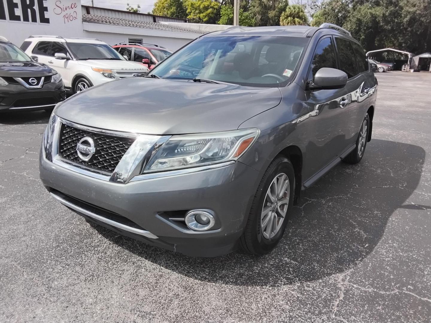 2015 GRAY /Grey Nissan Pathfinder S 2WD (5N1AR2MN1FC) with an 3.5L V6 DOHC 24V engine, Continuously Variable Transmission transmission, located at 6112 N Florida Avenue, Tampa, FL, 33604, (888) 521-5131, 27.954929, -82.459534 - 499$ DOWN PLUS TAX & TAG. - Photo#3