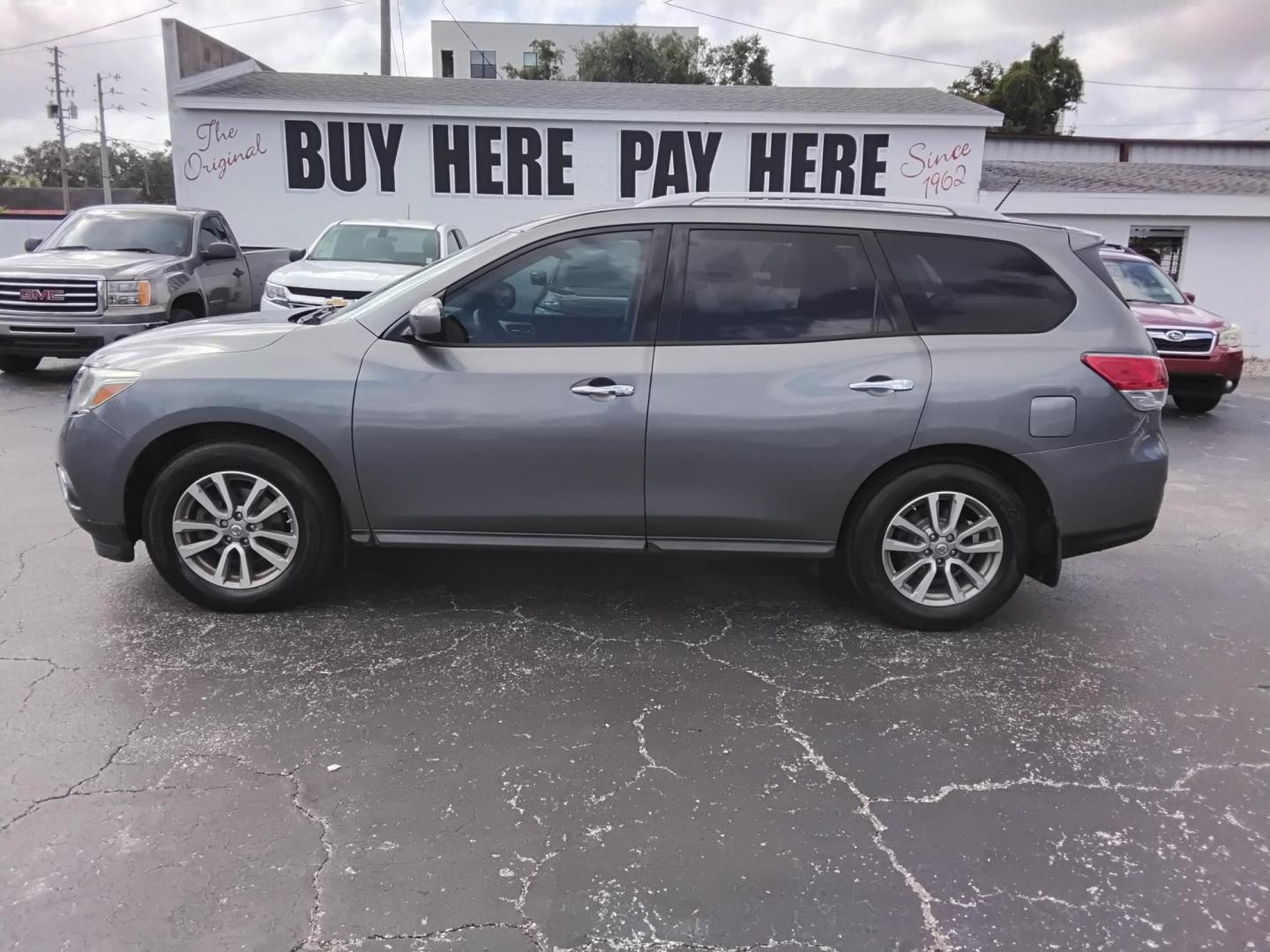 2015 GRAY /Grey Nissan Pathfinder S 2WD (5N1AR2MN1FC) with an 3.5L V6 DOHC 24V engine, Continuously Variable Transmission transmission, located at 6112 N Florida Avenue, Tampa, FL, 33604, (888) 521-5131, 27.954929, -82.459534 - 499$ DOWN PLUS TAX & TAG. - Photo#0