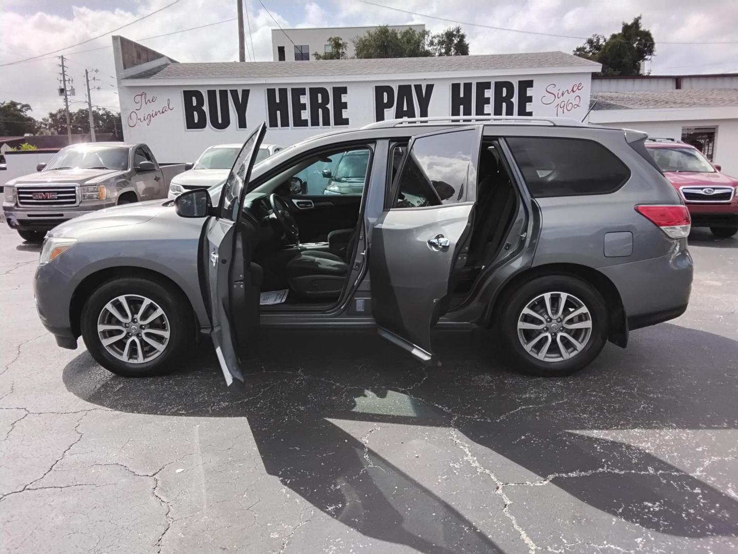 2015 GRAY /Grey Nissan Pathfinder S 2WD (5N1AR2MN1FC) with an 3.5L V6 DOHC 24V engine, Continuously Variable Transmission transmission, located at 6112 N Florida Avenue, Tampa, FL, 33604, (888) 521-5131, 27.954929, -82.459534 - 499$ DOWN PLUS TAX & TAG. - Photo#1