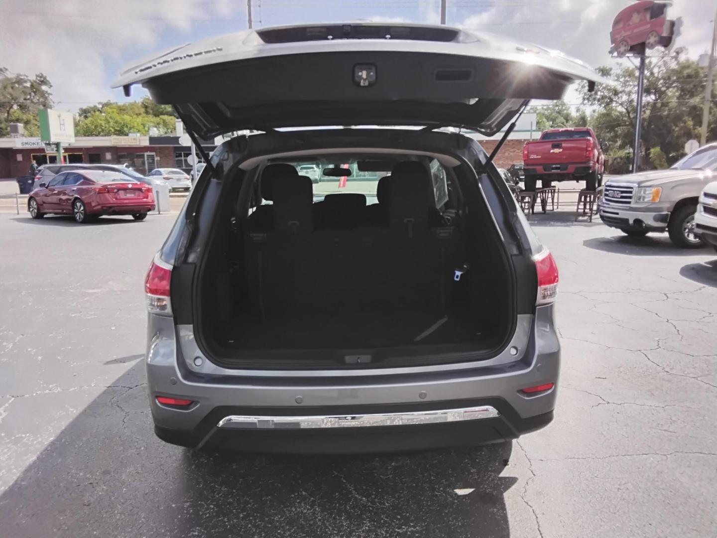 2015 GRAY /Grey Nissan Pathfinder S 2WD (5N1AR2MN1FC) with an 3.5L V6 DOHC 24V engine, Continuously Variable Transmission transmission, located at 6112 N Florida Avenue, Tampa, FL, 33604, (888) 521-5131, 27.954929, -82.459534 - 499$ DOWN PLUS TAX & TAG. - Photo#9