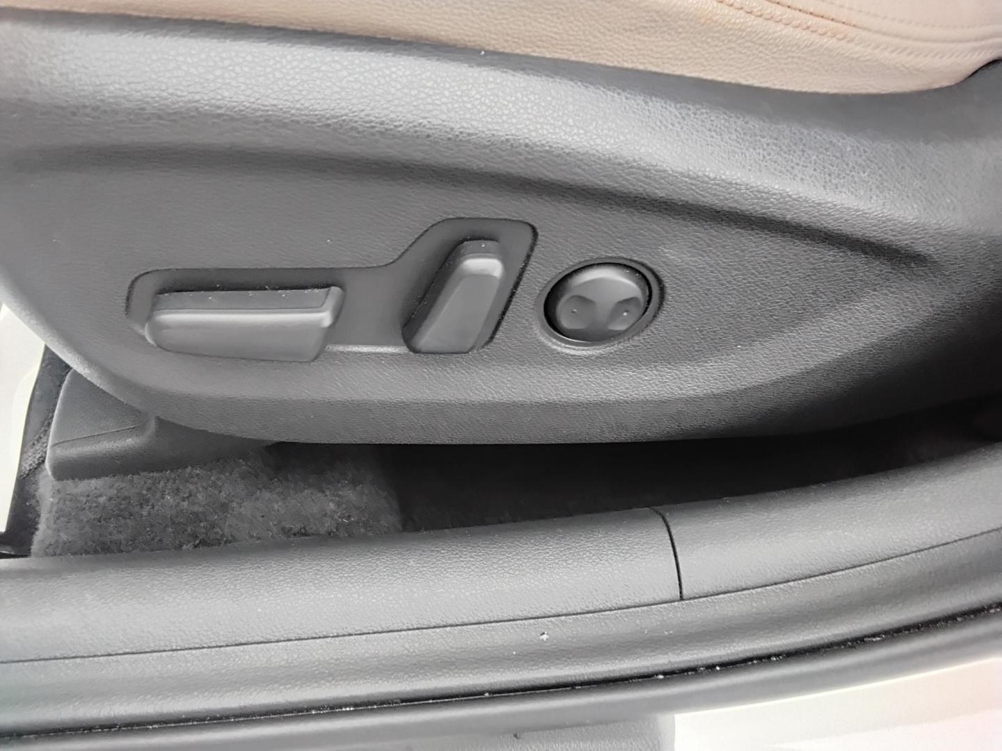 2016 White /Beige Hyundai Tucson Eco (KM8J33A25GU) with an 1.6L L4 DOHC 16V engine, 7A transmission, located at 6112 N Florida Avenue, Tampa, FL, 33604, (888) 521-5131, 27.954929, -82.459534 - 499$ down plus tax & tag. - Photo#17