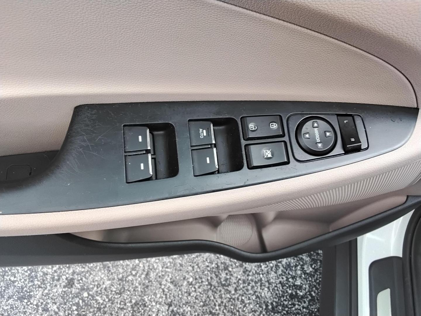 2016 White /Beige Hyundai Tucson Eco (KM8J33A25GU) with an 1.6L L4 DOHC 16V engine, 7A transmission, located at 6112 N Florida Avenue, Tampa, FL, 33604, (888) 521-5131, 27.954929, -82.459534 - 499$ down plus tax & tag. - Photo#16