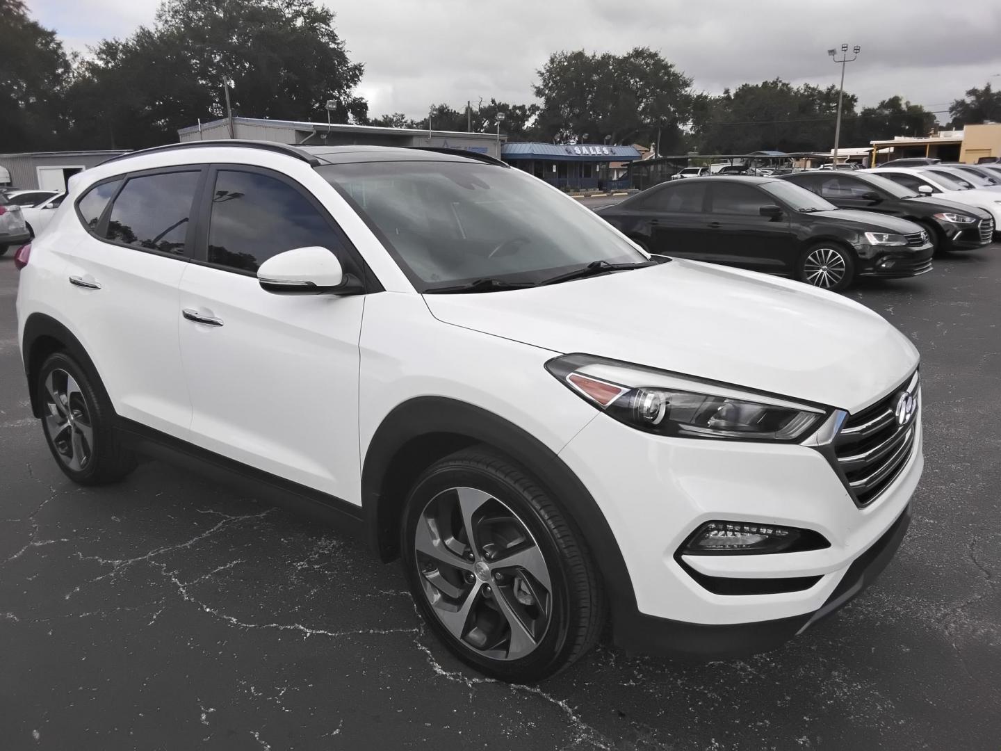 2016 White /Beige Hyundai Tucson Eco (KM8J33A25GU) with an 1.6L L4 DOHC 16V engine, 7A transmission, located at 6112 N Florida Avenue, Tampa, FL, 33604, (888) 521-5131, 27.954929, -82.459534 - 499$ down plus tax & tag. - Photo#5