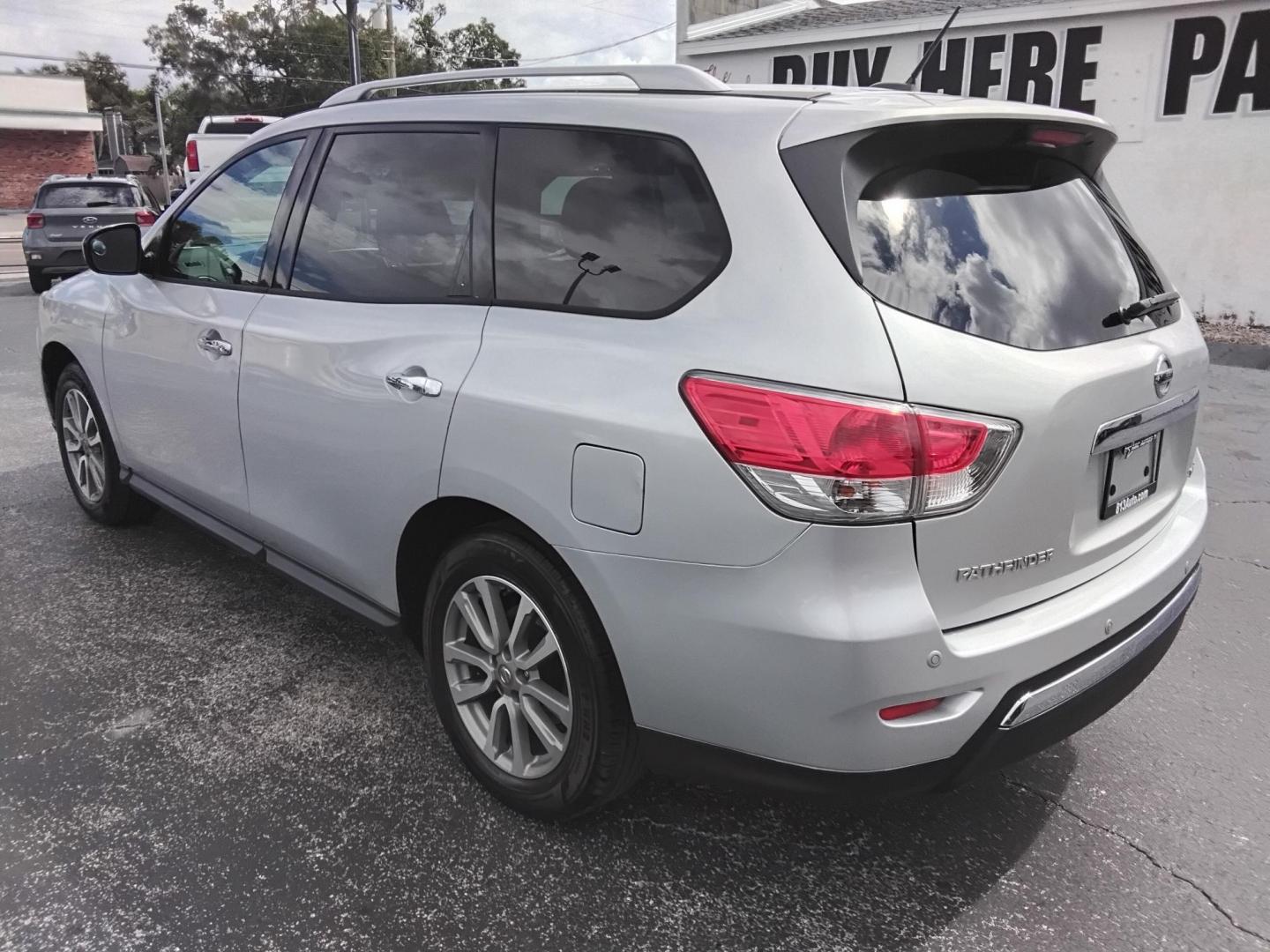 2016 SILVER /Grey Nissan Pathfinder S 2WD (5N1AR2MN9GC) with an 3.5L V6 DOHC 24V engine, CVT transmission, located at 6112 N Florida Avenue, Tampa, FL, 33604, (888) 521-5131, 27.954929, -82.459534 - 499$ down plus tax & tag. - Photo#4