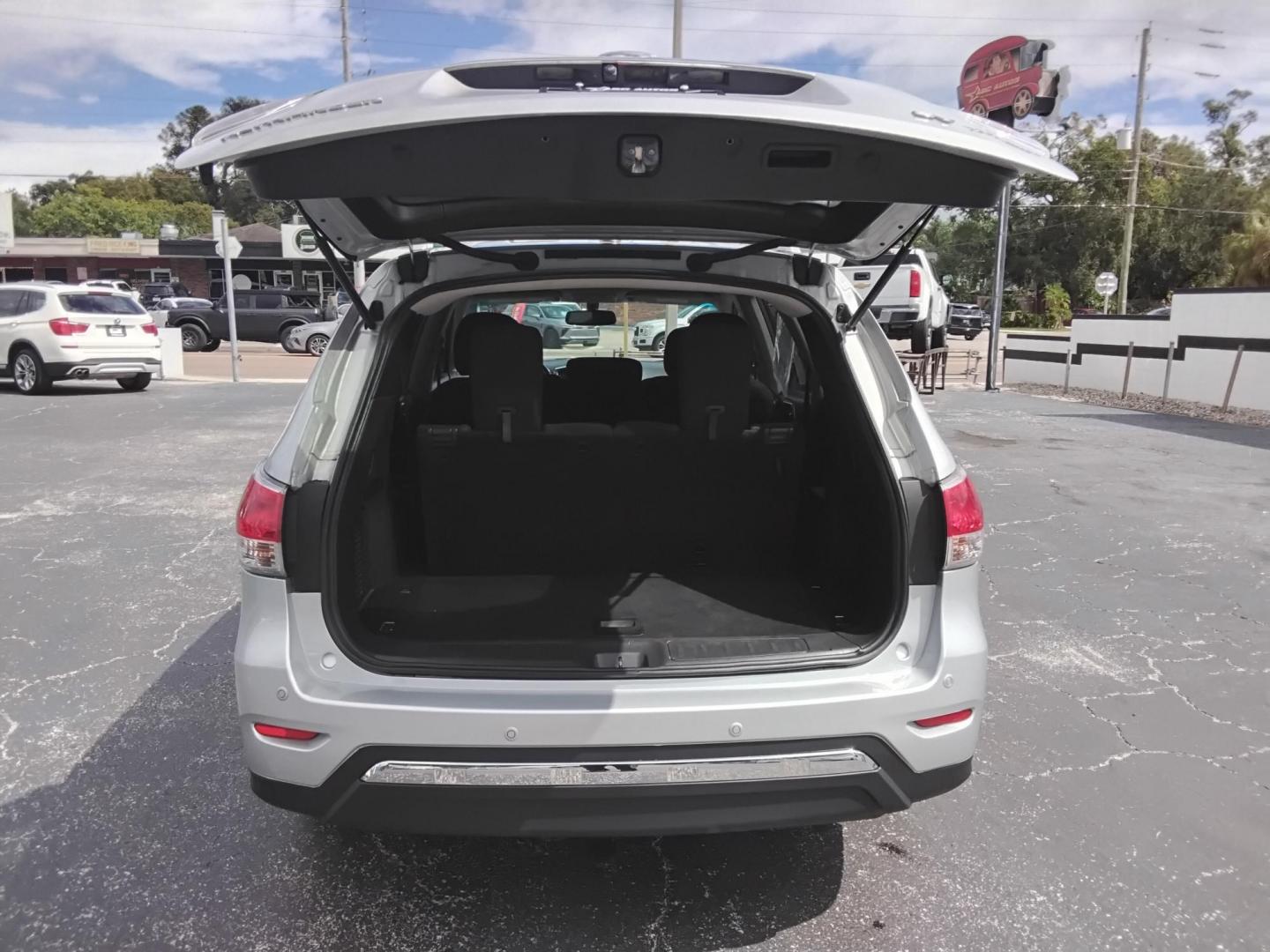 2016 SILVER /Grey Nissan Pathfinder S 2WD (5N1AR2MN9GC) with an 3.5L V6 DOHC 24V engine, CVT transmission, located at 6112 N Florida Avenue, Tampa, FL, 33604, (888) 521-5131, 27.954929, -82.459534 - 499$ down plus tax & tag. - Photo#9