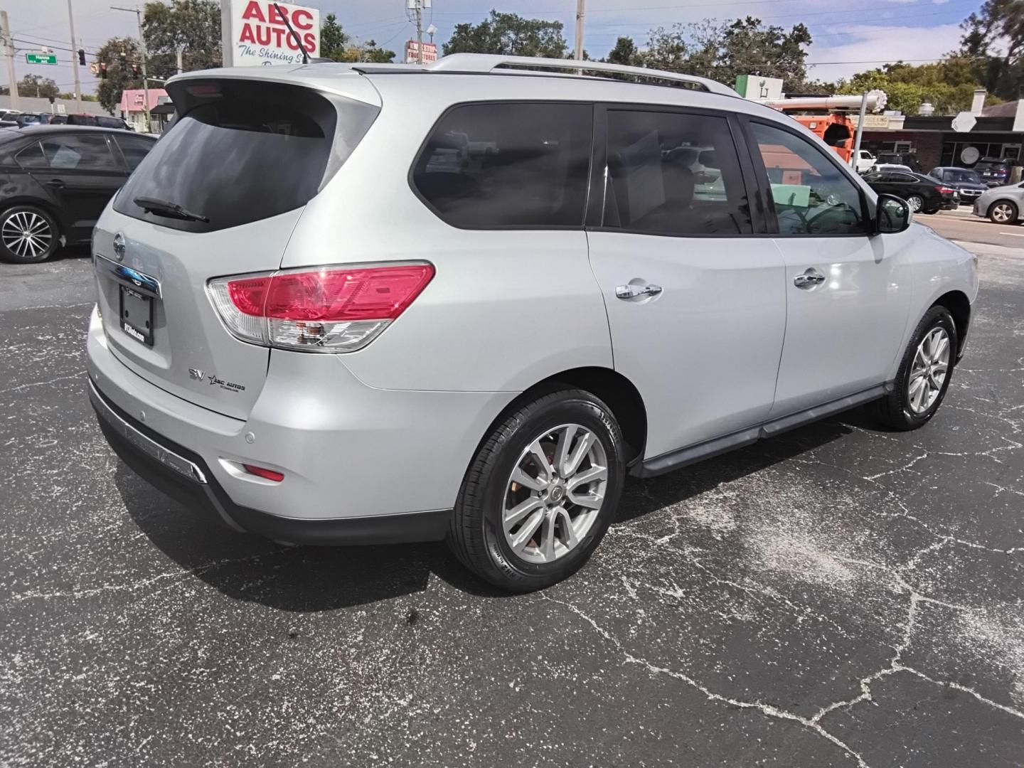 2016 SILVER /Grey Nissan Pathfinder S 2WD (5N1AR2MN9GC) with an 3.5L V6 DOHC 24V engine, CVT transmission, located at 6112 N Florida Avenue, Tampa, FL, 33604, (888) 521-5131, 27.954929, -82.459534 - 499$ down plus tax & tag. - Photo#5
