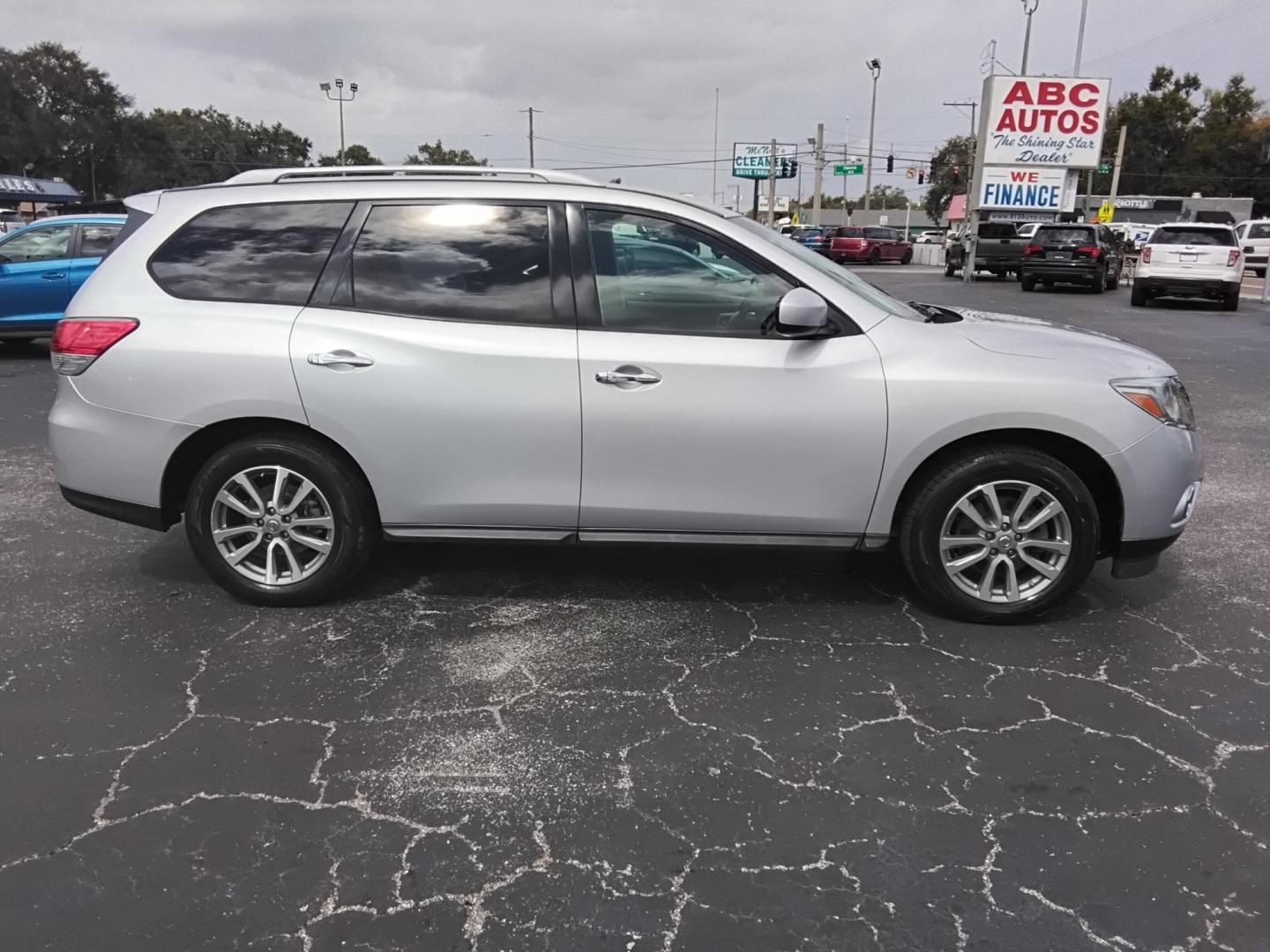 2016 SILVER /Grey Nissan Pathfinder S 2WD (5N1AR2MN9GC) with an 3.5L V6 DOHC 24V engine, CVT transmission, located at 6112 N Florida Avenue, Tampa, FL, 33604, (888) 521-5131, 27.954929, -82.459534 - 499$ down plus tax & tag. - Photo#3