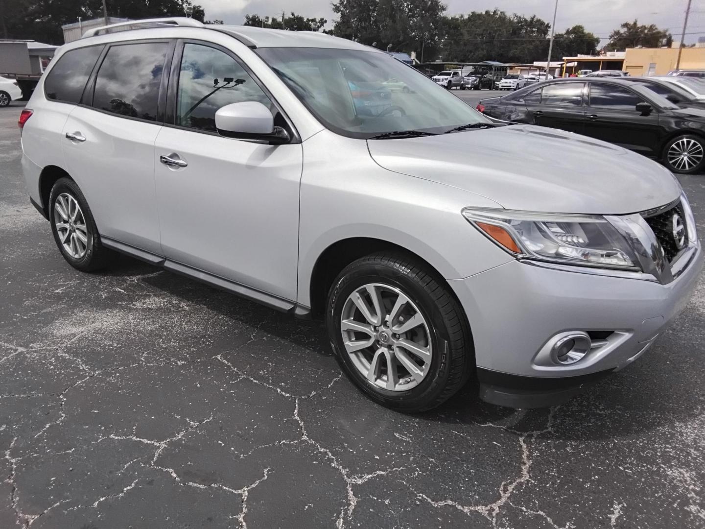 2016 SILVER /Grey Nissan Pathfinder S 2WD (5N1AR2MN9GC) with an 3.5L V6 DOHC 24V engine, CVT transmission, located at 6112 N Florida Avenue, Tampa, FL, 33604, (888) 521-5131, 27.954929, -82.459534 - 499$ down plus tax & tag. - Photo#6