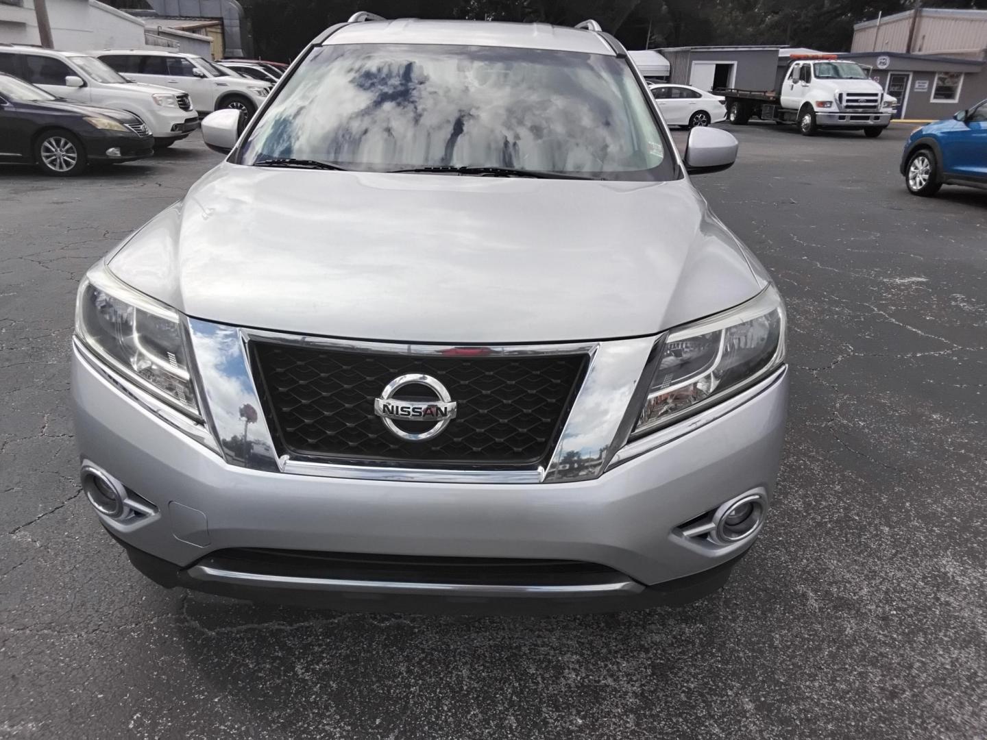 2016 SILVER /Grey Nissan Pathfinder S 2WD (5N1AR2MN9GC) with an 3.5L V6 DOHC 24V engine, CVT transmission, located at 6112 N Florida Avenue, Tampa, FL, 33604, (888) 521-5131, 27.954929, -82.459534 - 499$ down plus tax & tag. - Photo#2