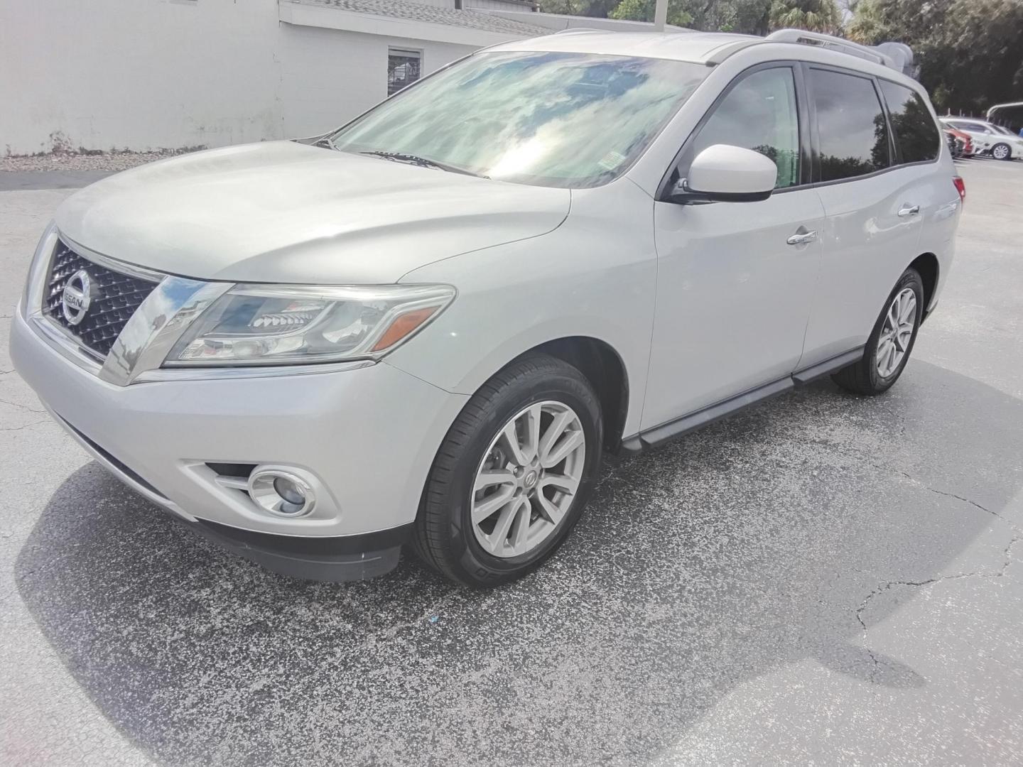 2016 SILVER /Grey Nissan Pathfinder S 2WD (5N1AR2MN9GC) with an 3.5L V6 DOHC 24V engine, CVT transmission, located at 6112 N Florida Avenue, Tampa, FL, 33604, (888) 521-5131, 27.954929, -82.459534 - 499$ down plus tax & tag. - Photo#7