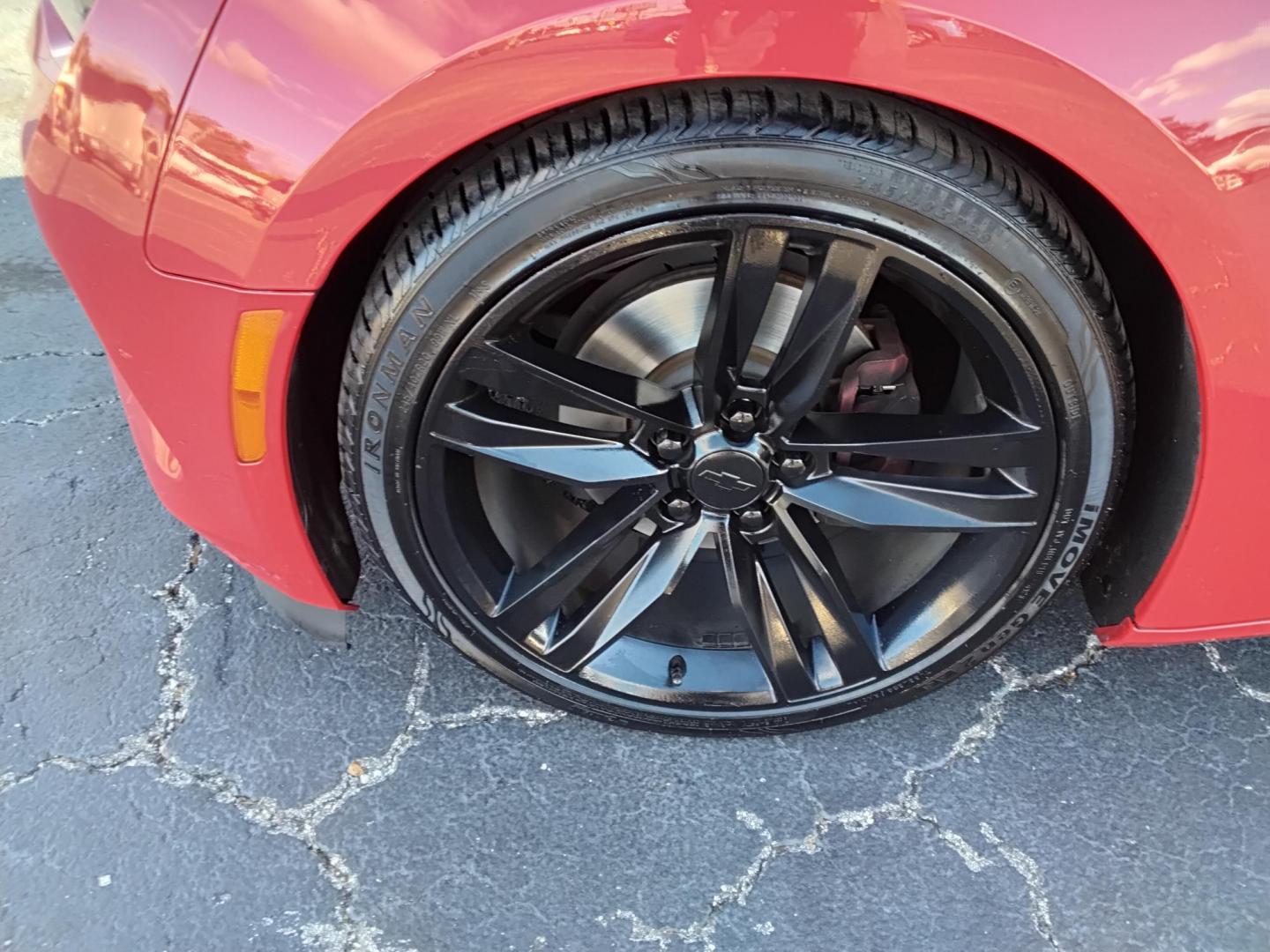 2018 RED /Grey Chevrolet Camaro 1LT Coupe (1G1FB1RS1J0) with an 3.6L V6 DOHC 24V engine, 6A transmission, located at 6112 N Florida Avenue, Tampa, FL, 33604, (888) 521-5131, 27.954929, -82.459534 - 499$ DOWN PLUS TAX & TAG. - Photo#14