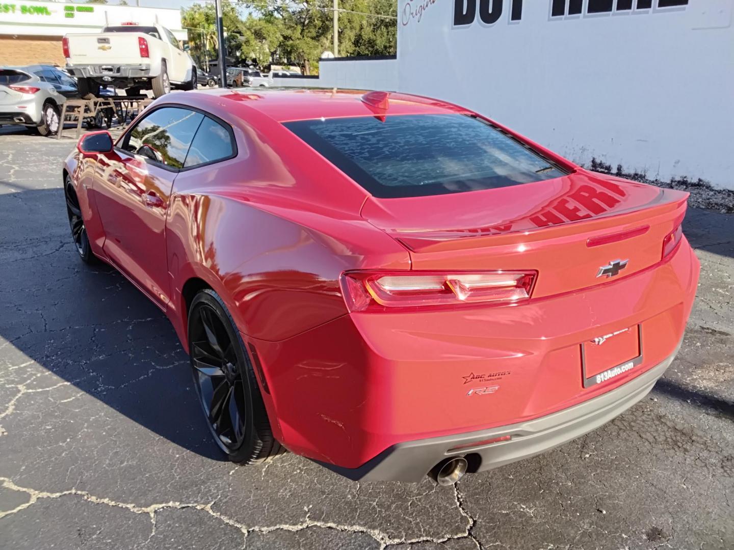 2018 RED /Grey Chevrolet Camaro 1LT Coupe (1G1FB1RS1J0) with an 3.6L V6 DOHC 24V engine, 6A transmission, located at 6112 N Florida Avenue, Tampa, FL, 33604, (888) 521-5131, 27.954929, -82.459534 - 499$ DOWN PLUS TAX & TAG. - Photo#4