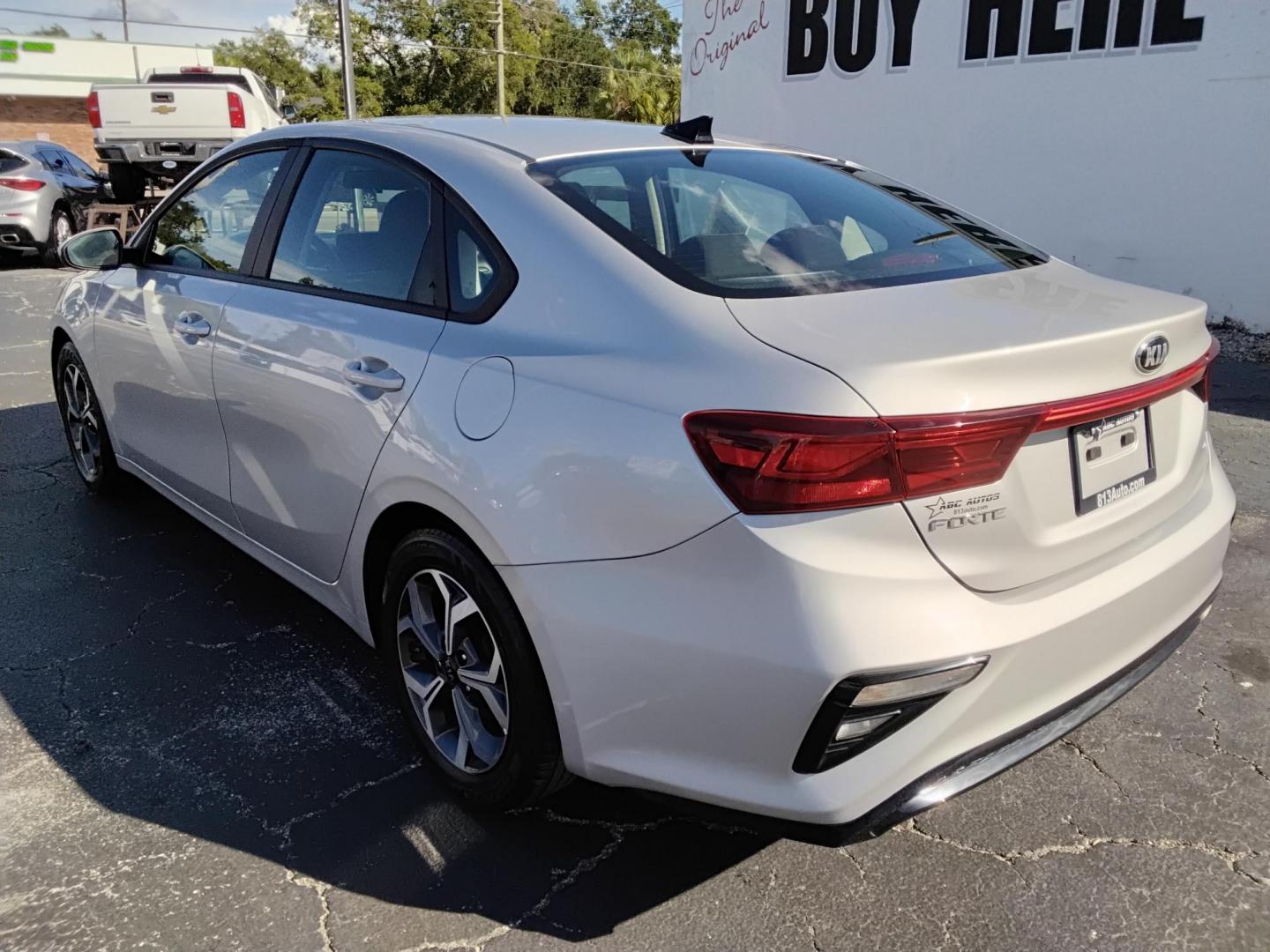 2019 GRAY /Grey Kia Forte LX 6A (3KPF24AD1KE) with an 2.0L L4 DOHC 16V engine, 6A transmission, located at 6112 N Florida Avenue, Tampa, FL, 33604, (888) 521-5131, 27.954929, -82.459534 - 499$ DOWN PLUS TAX & TAG. - Photo#4