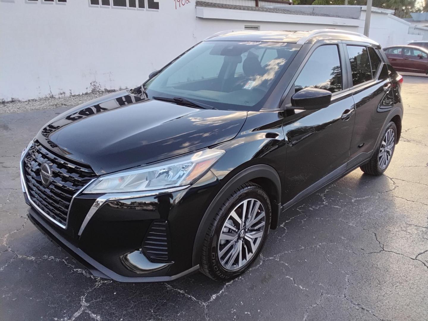 2021 BLACK /Grey Nissan Kicks SV (3N1CP5CV1ML) with an 1.6L L4 engine, CVT transmission, located at 6112 N Florida Avenue, Tampa, FL, 33604, (888) 521-5131, 27.954929, -82.459534 - 499$ DOWN PLUS TAX & TAG. - Photo#2