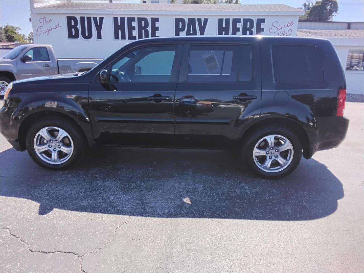 2015 BLACK /Grey Honda Pilot EX-L 4WD 5-Spd AT (5FNYF4H59FB) with an 3.5L V6 SOHC 24V engine, 5-Speed Automatic transmission, located at 6112 N Florida Avenue, Tampa, FL, 33604, (888) 521-5131, 27.954929, -82.459534 - 499$ DOWN PLUS TAX & TAG. - Photo#0