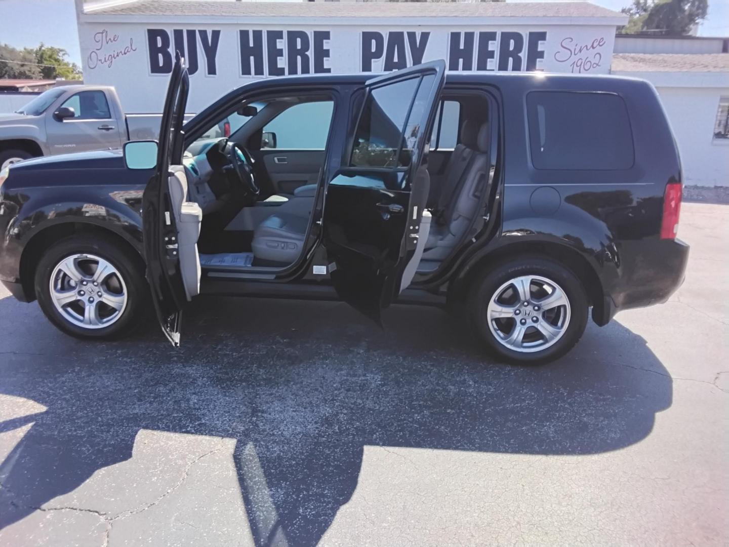 2015 BLACK /Grey Honda Pilot EX-L 4WD 5-Spd AT (5FNYF4H59FB) with an 3.5L V6 SOHC 24V engine, 5-Speed Automatic transmission, located at 6112 N Florida Avenue, Tampa, FL, 33604, (888) 521-5131, 27.954929, -82.459534 - 499$ DOWN PLUS TAX & TAG. - Photo#1