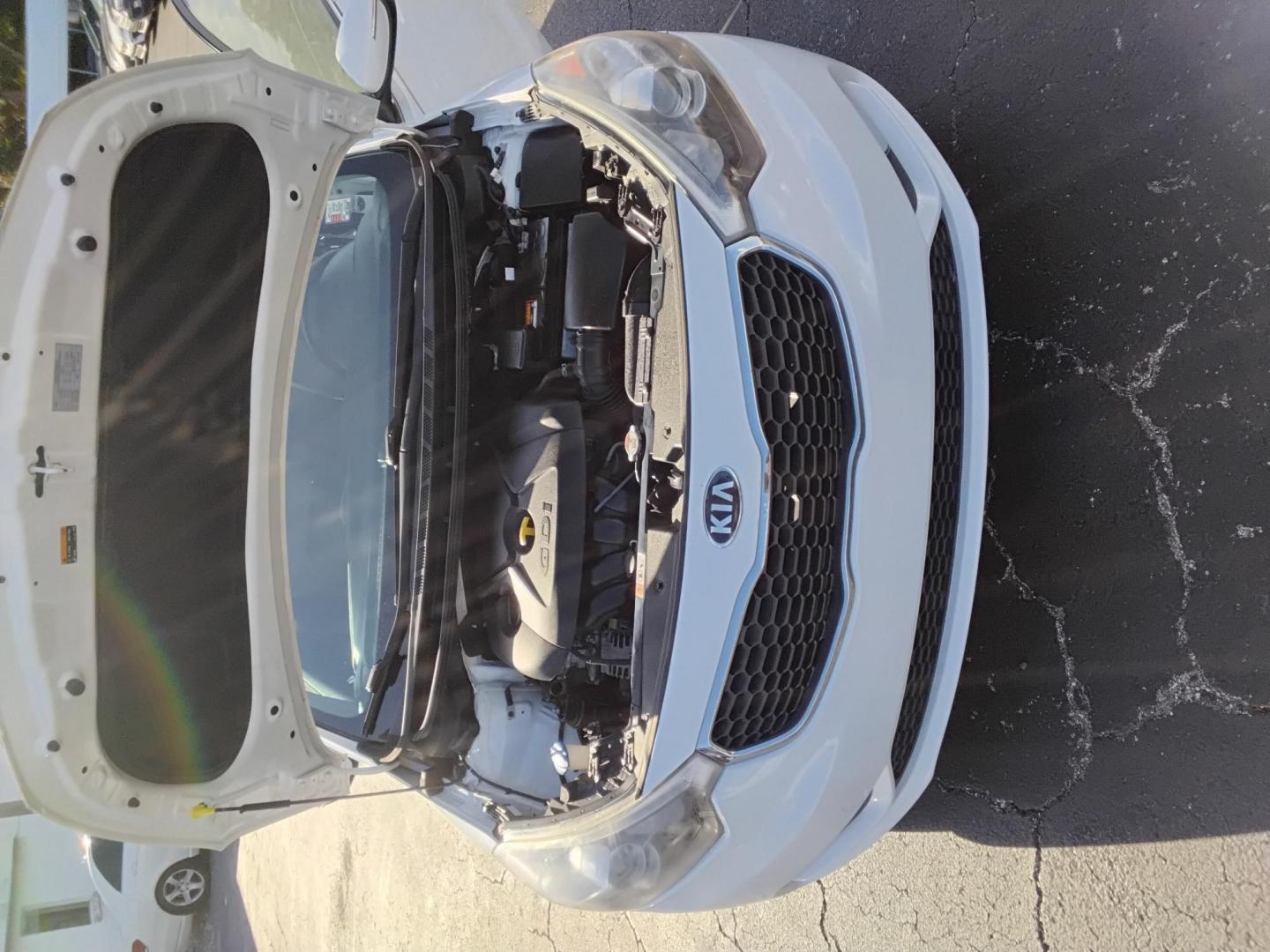 2016 White /Grey Kia Forte EX (KNAFZ4A85G5) with an 2.0L L4 DOHC 16V engine, 6A transmission, located at 6112 N Florida Avenue, Tampa, FL, 33604, (888) 521-5131, 27.954929, -82.459534 - 499$ DOWN PLUS TAX & TAG. - Photo#4