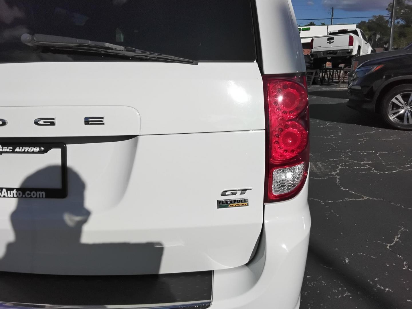 2017 White /Black Dodge Grand Caravan GT (2C4RDGEG0HR) with an 3.6L V6 DOHC 24V engine, 6A transmission, located at 6112 N Florida Avenue, Tampa, FL, 33604, (888) 521-5131, 27.954929, -82.459534 - 499$ down plus tax & tag. - Photo#7