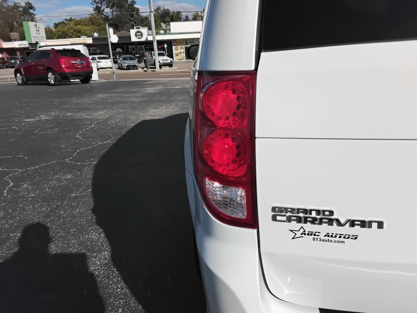 2017 White /Black Dodge Grand Caravan GT (2C4RDGEG0HR) with an 3.6L V6 DOHC 24V engine, 6A transmission, located at 6112 N Florida Avenue, Tampa, FL, 33604, (888) 521-5131, 27.954929, -82.459534 - 499$ down plus tax & tag. - Photo#6