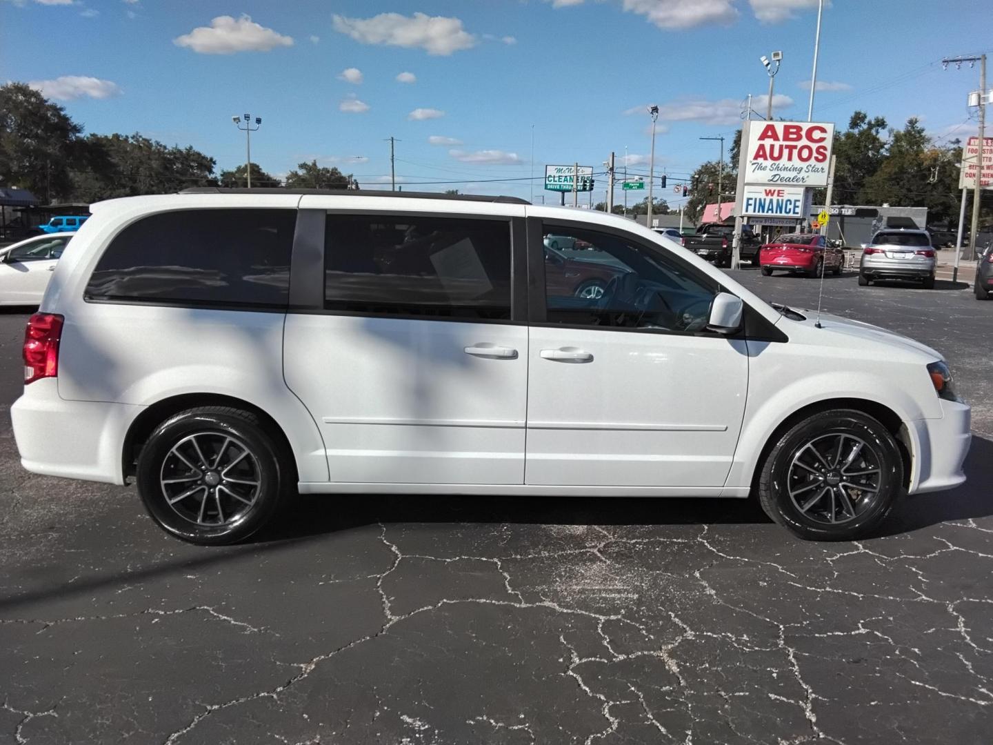 2017 White /Black Dodge Grand Caravan GT (2C4RDGEG0HR) with an 3.6L V6 DOHC 24V engine, 6A transmission, located at 6112 N Florida Avenue, Tampa, FL, 33604, (888) 521-5131, 27.954929, -82.459534 - 499$ down plus tax & tag. - Photo#1