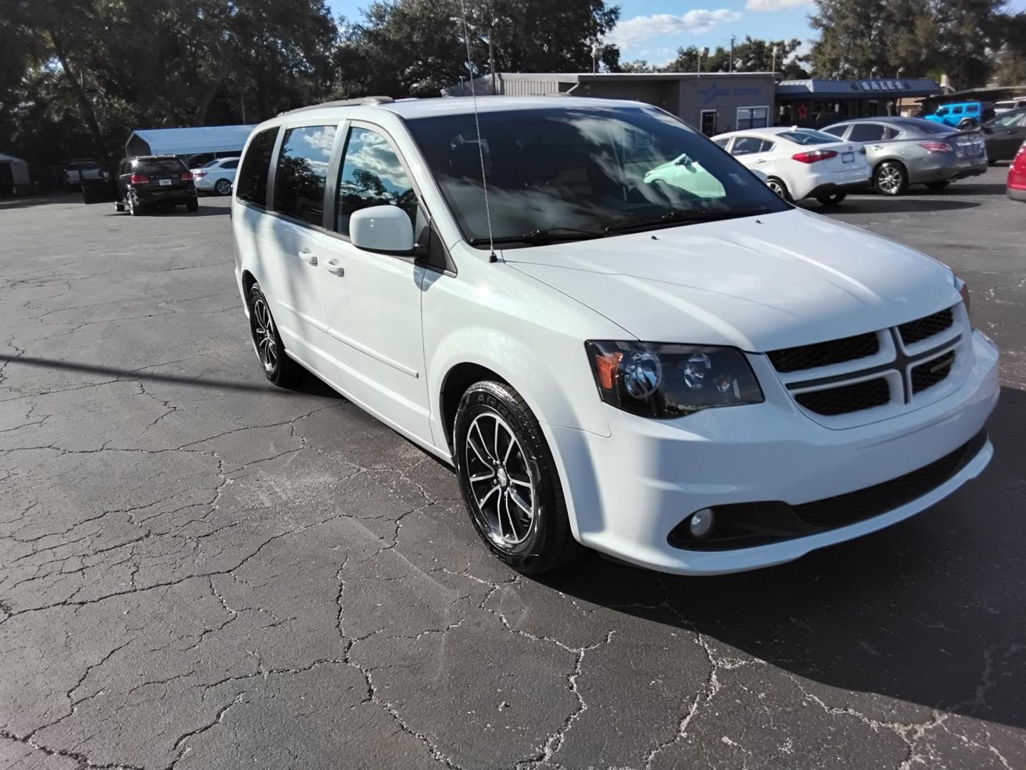 2017 White /Black Dodge Grand Caravan GT (2C4RDGEG0HR) with an 3.6L V6 DOHC 24V engine, 6A transmission, located at 6112 N Florida Avenue, Tampa, FL, 33604, (888) 521-5131, 27.954929, -82.459534 - 499$ down plus tax & tag. - Photo#3