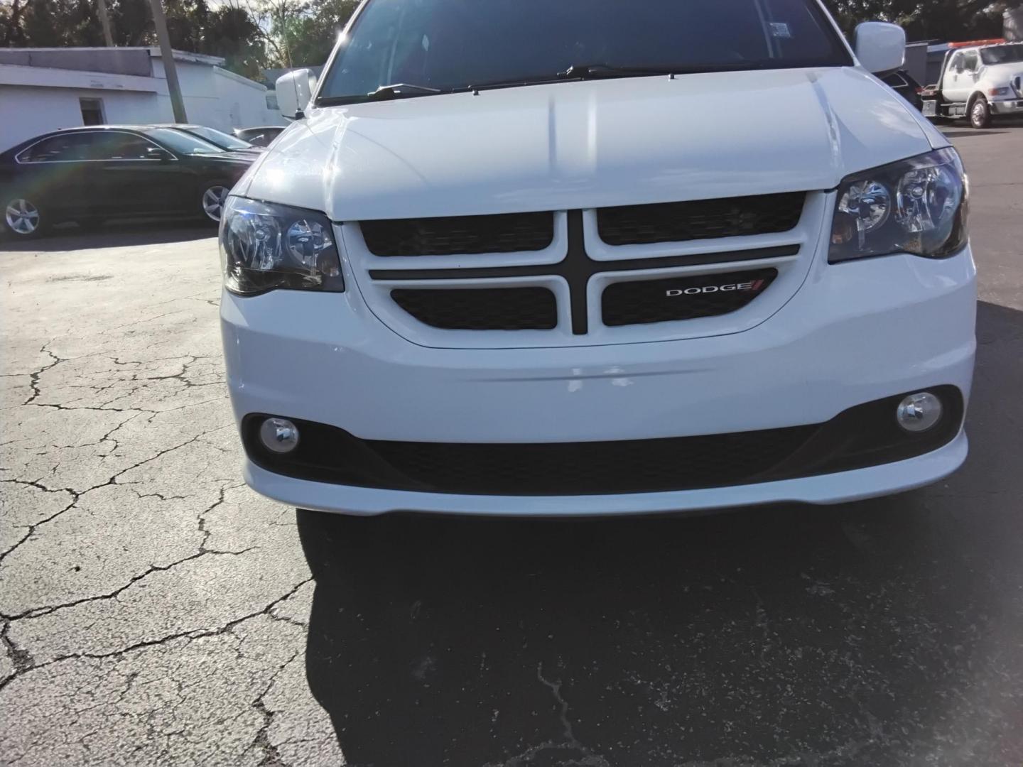 2017 White /Black Dodge Grand Caravan GT (2C4RDGEG0HR) with an 3.6L V6 DOHC 24V engine, 6A transmission, located at 6112 N Florida Avenue, Tampa, FL, 33604, (888) 521-5131, 27.954929, -82.459534 - 499$ down plus tax & tag. - Photo#4