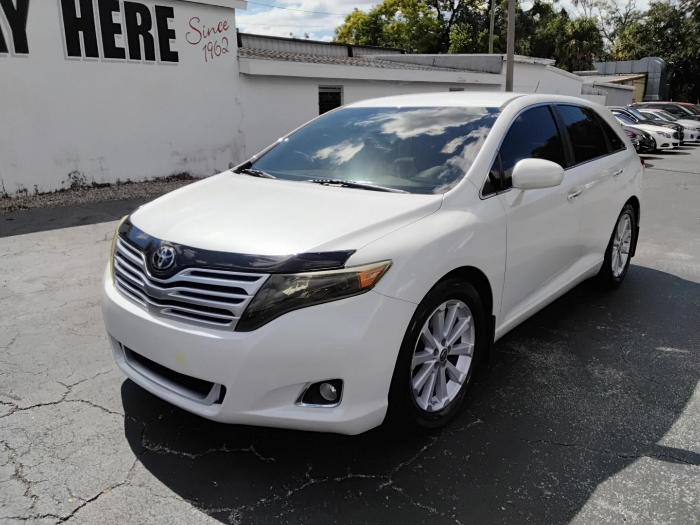 2009 White /Beige Toyota Venza 4X2 I4 (4T3ZE11A59U) with an 2.7L L4 DOHC 16V engine, 6-Speed Automatic transmission, located at 6112 N Florida Avenue, Tampa, FL, 33604, (888) 521-5131, 27.954929, -82.459534 - 499$ down plus tax & tag. - Photo#1
