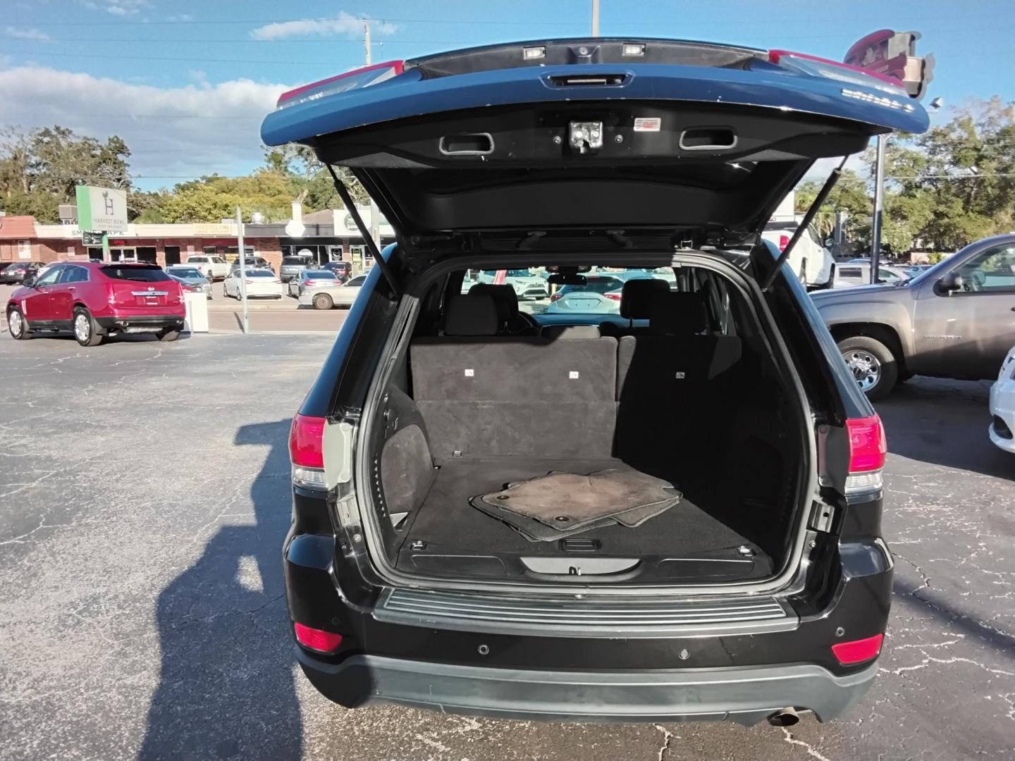 2019 BLACK /Grey Jeep Grand Cherokee Laredo 2WD (1C4RJEAG4KC) with an 3.6L V6 DOHC 24V engine, 8A transmission, located at 6112 N Florida Avenue, Tampa, FL, 33604, (888) 521-5131, 27.954929, -82.459534 - 499$ down plus tax & tag. - Photo#10