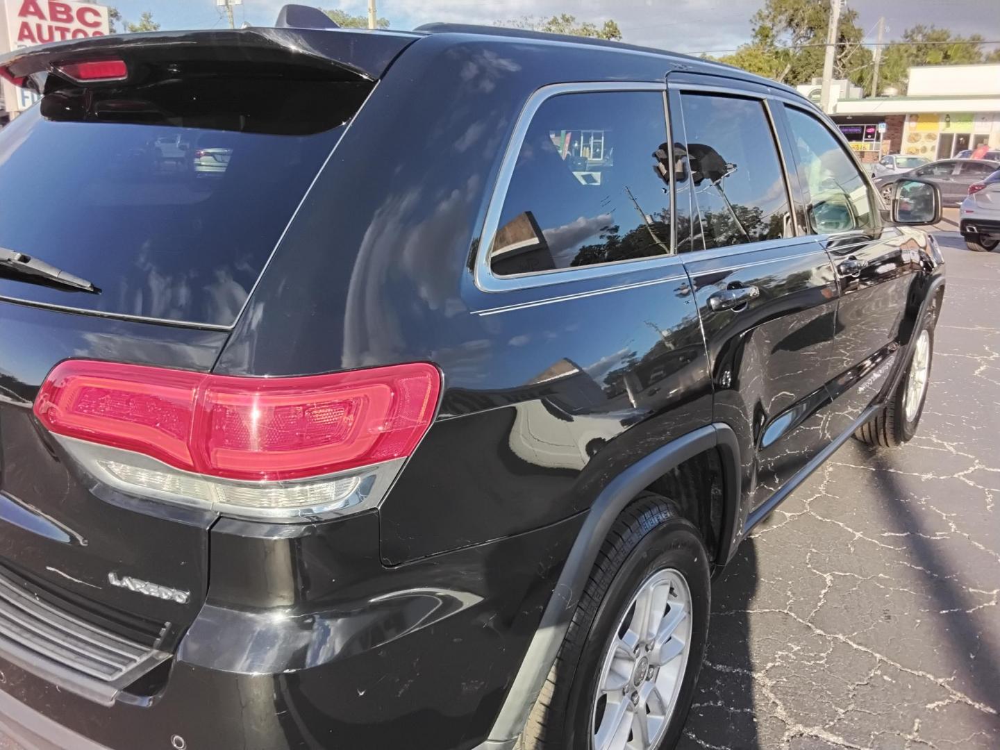 2019 BLACK /Grey Jeep Grand Cherokee Laredo 2WD (1C4RJEAG4KC) with an 3.6L V6 DOHC 24V engine, 8A transmission, located at 6112 N Florida Avenue, Tampa, FL, 33604, (888) 521-5131, 27.954929, -82.459534 - 499$ down plus tax & tag. - Photo#5