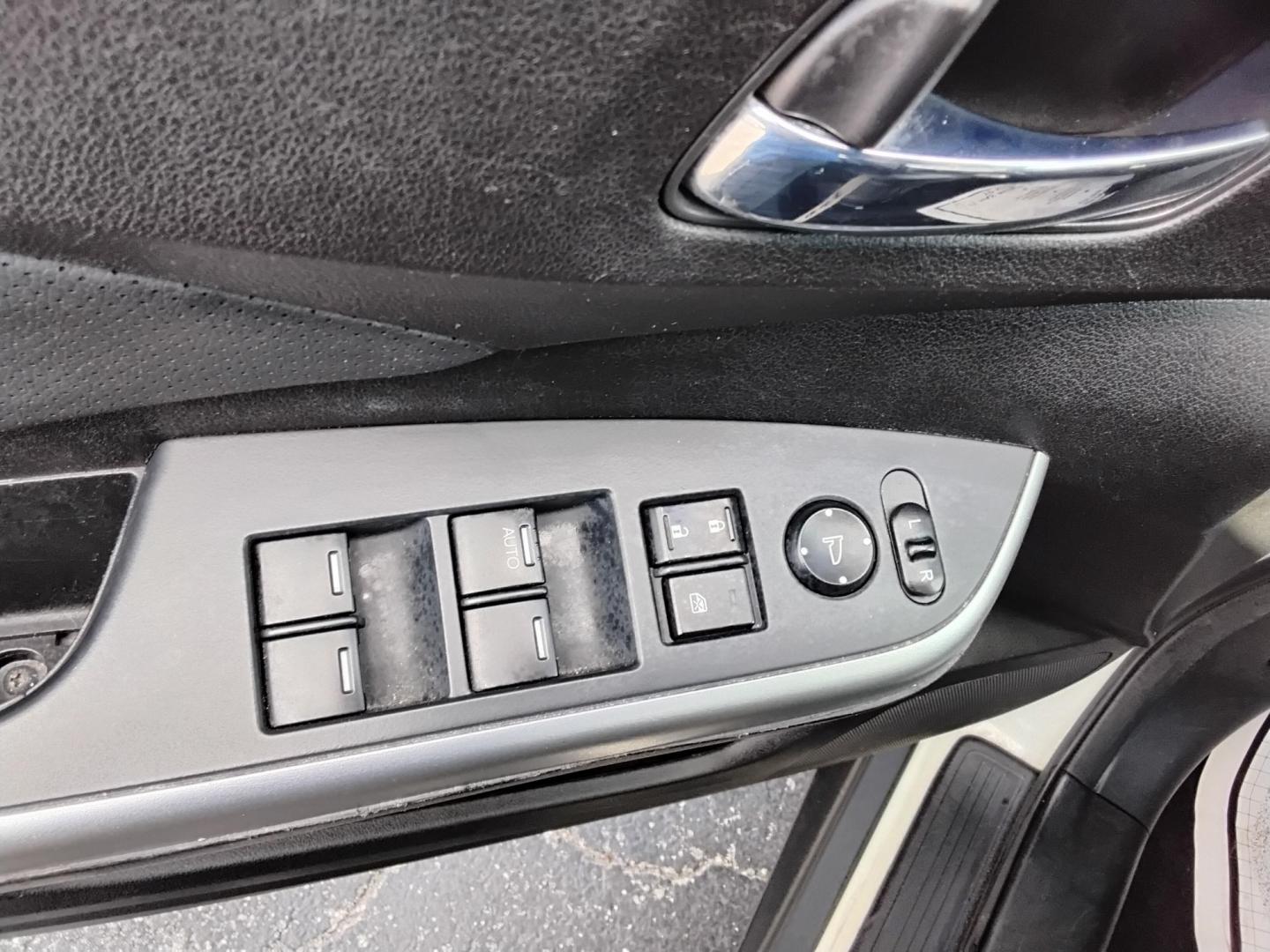 2015 White /Beige Honda CR-V EX-L AWD w/RES (5J6RM4H9XFL) with an 2.4L L4 DOHC 16V engine, Continuously Variable Transmission transmission, located at 6112 N Florida Avenue, Tampa, FL, 33604, (888) 521-5131, 27.954929, -82.459534 - 499$ down plus tax & tag. - Photo#17