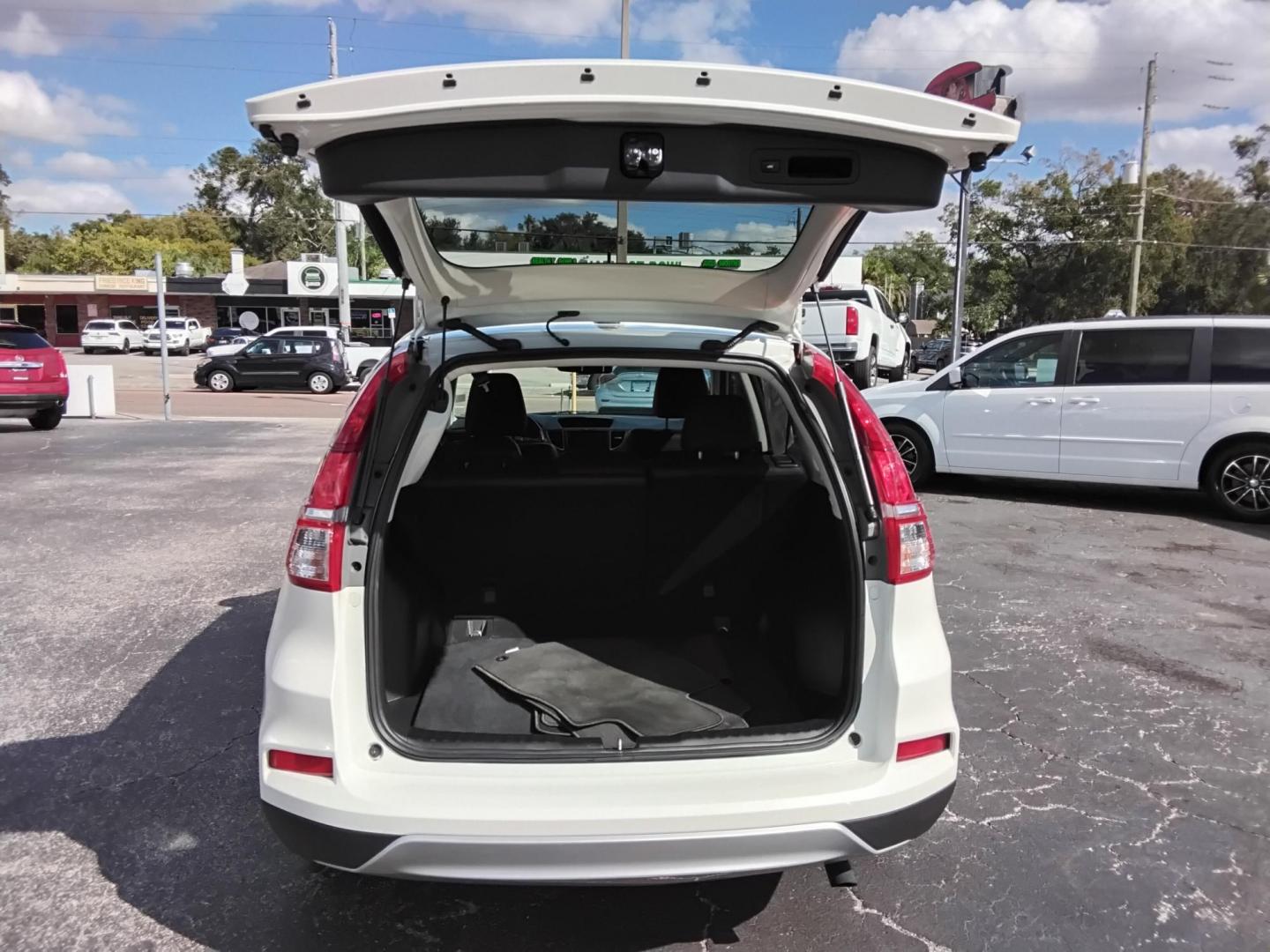 2015 White /Beige Honda CR-V EX-L AWD w/RES (5J6RM4H9XFL) with an 2.4L L4 DOHC 16V engine, Continuously Variable Transmission transmission, located at 6112 N Florida Avenue, Tampa, FL, 33604, (888) 521-5131, 27.954929, -82.459534 - 499$ down plus tax & tag. - Photo#8