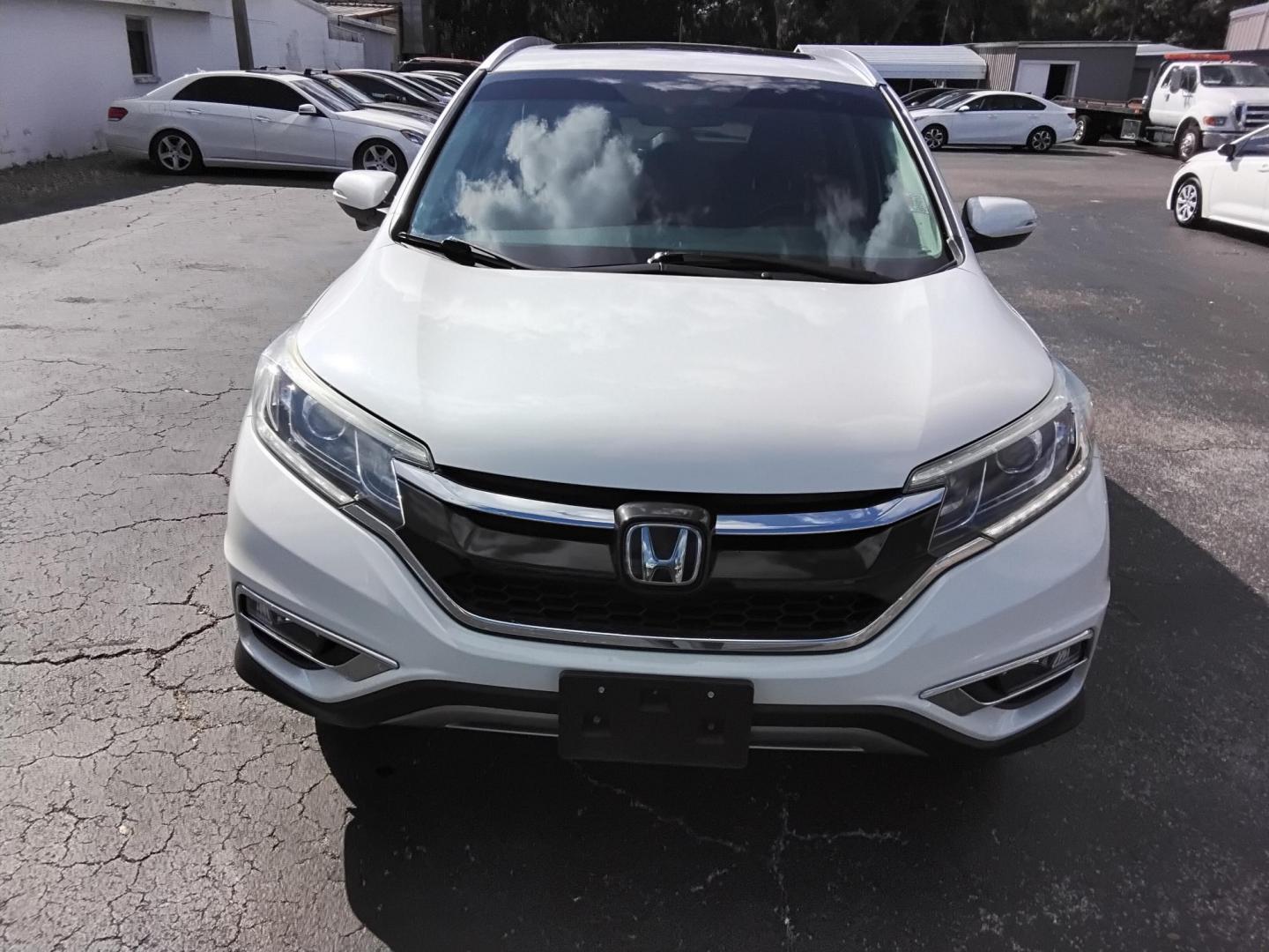 2015 White /Beige Honda CR-V EX-L AWD w/RES (5J6RM4H9XFL) with an 2.4L L4 DOHC 16V engine, Continuously Variable Transmission transmission, located at 6112 N Florida Avenue, Tampa, FL, 33604, (888) 521-5131, 27.954929, -82.459534 - 499$ down plus tax & tag. - Photo#3