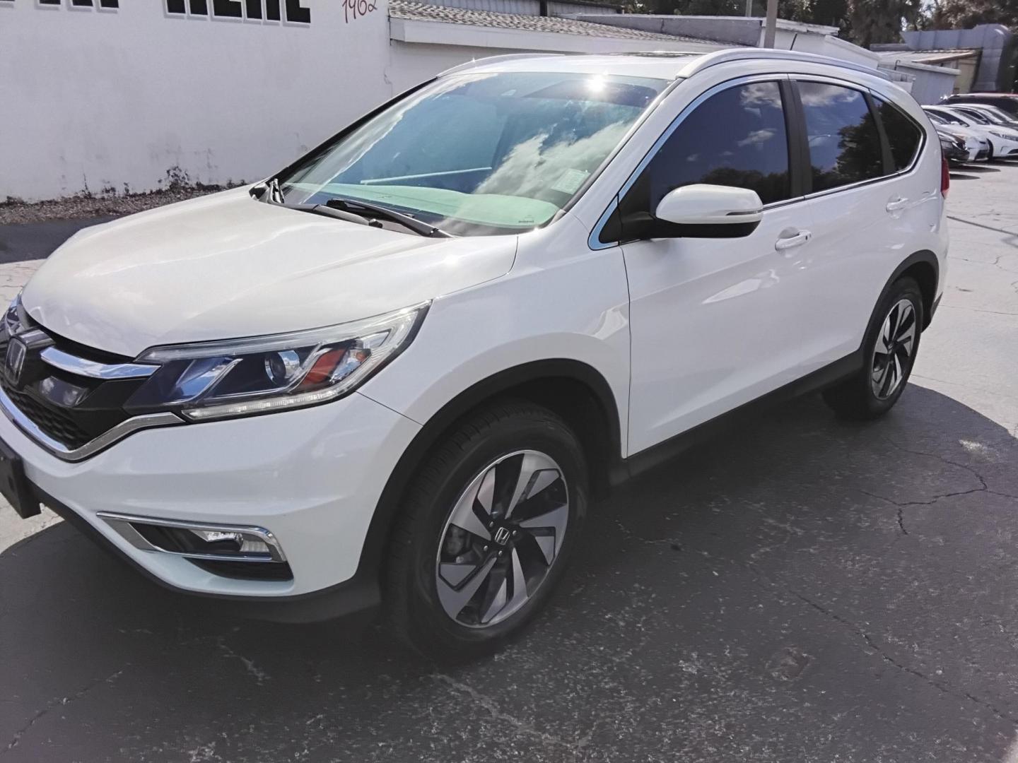 2015 White /Beige Honda CR-V EX-L AWD w/RES (5J6RM4H9XFL) with an 2.4L L4 DOHC 16V engine, Continuously Variable Transmission transmission, located at 6112 N Florida Avenue, Tampa, FL, 33604, (888) 521-5131, 27.954929, -82.459534 - 499$ down plus tax & tag. - Photo#2