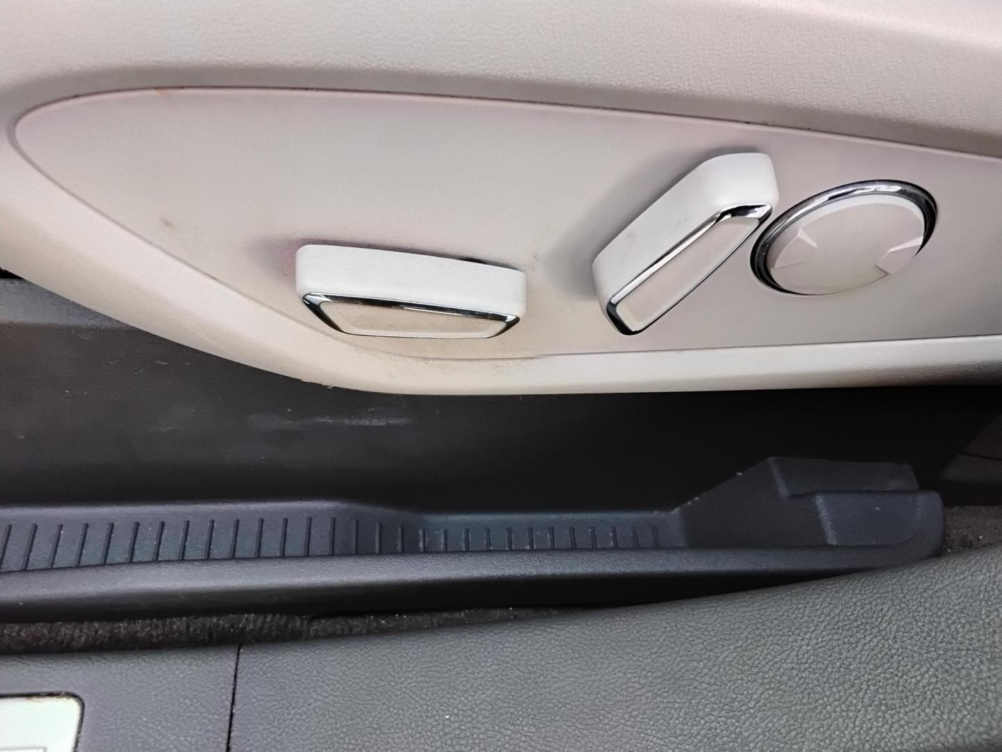 2017 RED LT /Beige Lincoln MKX Reserve (2LMPJ6LR8HB) with an 3.7L V6 DOHC 24V engine, 6A transmission, located at 6112 N Florida Avenue, Tampa, FL, 33604, (888) 521-5131, 27.954929, -82.459534 - 499$ DOWN PLUS TAX & TAG. - Photo#18