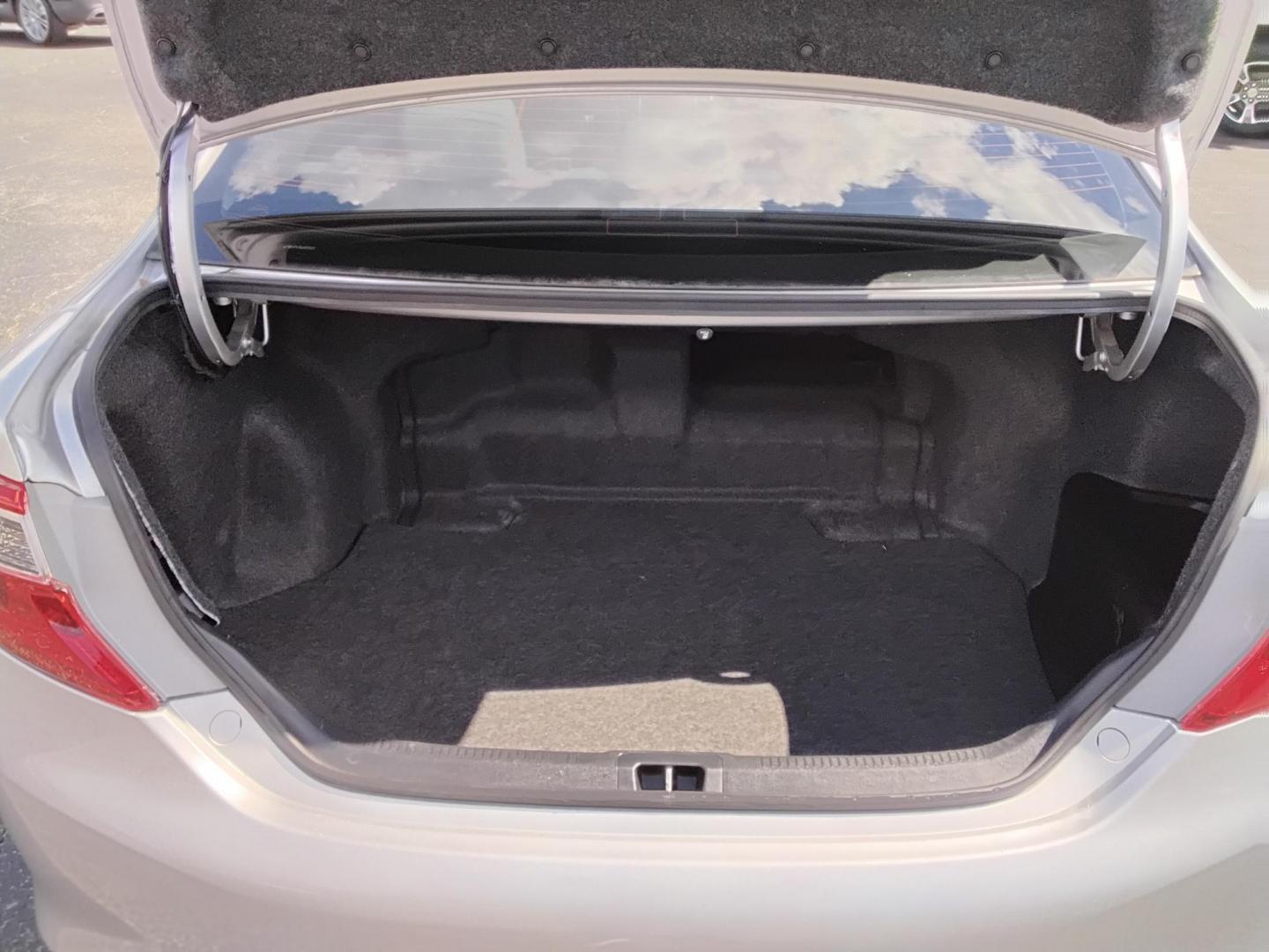 2012 GRAY /Grey Toyota Camry Hybrid LE (4T1BD1FK9CU) with an 2.5L L4 DOHC 16V HYBRID engine, Continuously Variable Transmission transmission, located at 6112 N Florida Avenue, Tampa, FL, 33604, (888) 521-5131, 27.954929, -82.459534 - 499$ DOWN PLUS TAX & TAG. - Photo#7