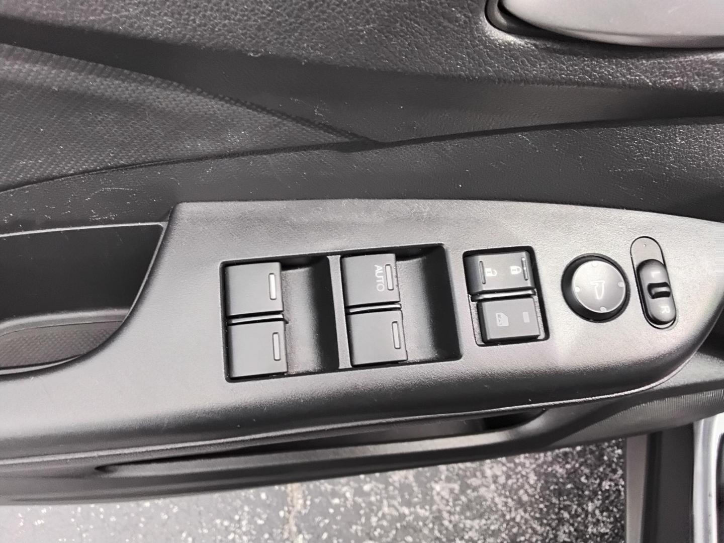 2016 GRAY /Beige Honda CR-V SE 2WD (2HKRM3H45GH) with an 2.4L L4 DOHC 16V engine, CVT transmission, located at 6112 N Florida Avenue, Tampa, FL, 33604, (888) 521-5131, 27.954929, -82.459534 - 499$ down plus tax & tag. - Photo#21