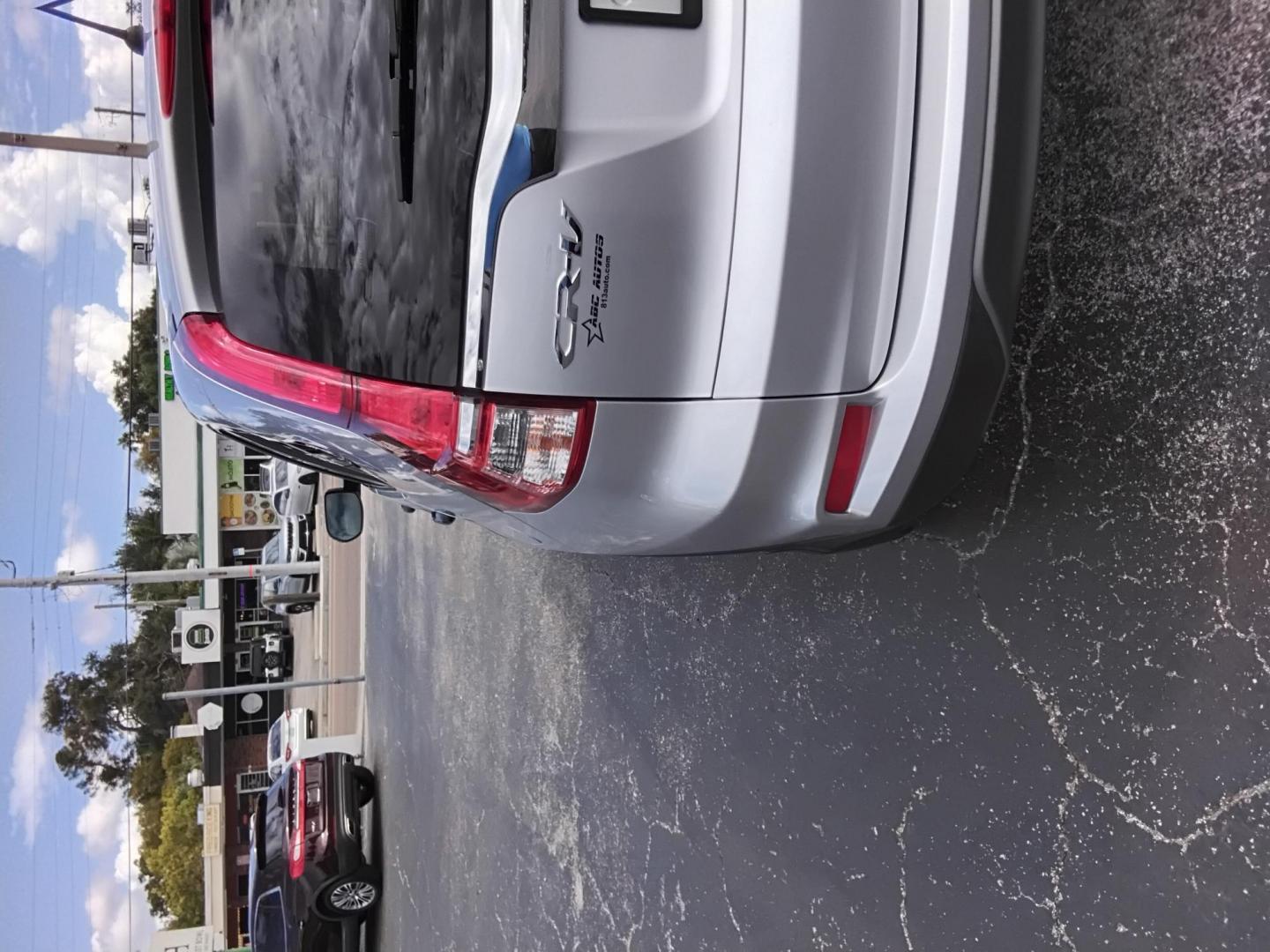 2016 GRAY /Beige Honda CR-V SE 2WD (2HKRM3H45GH) with an 2.4L L4 DOHC 16V engine, CVT transmission, located at 6112 N Florida Avenue, Tampa, FL, 33604, (888) 521-5131, 27.954929, -82.459534 - 499$ down plus tax & tag. - Photo#4